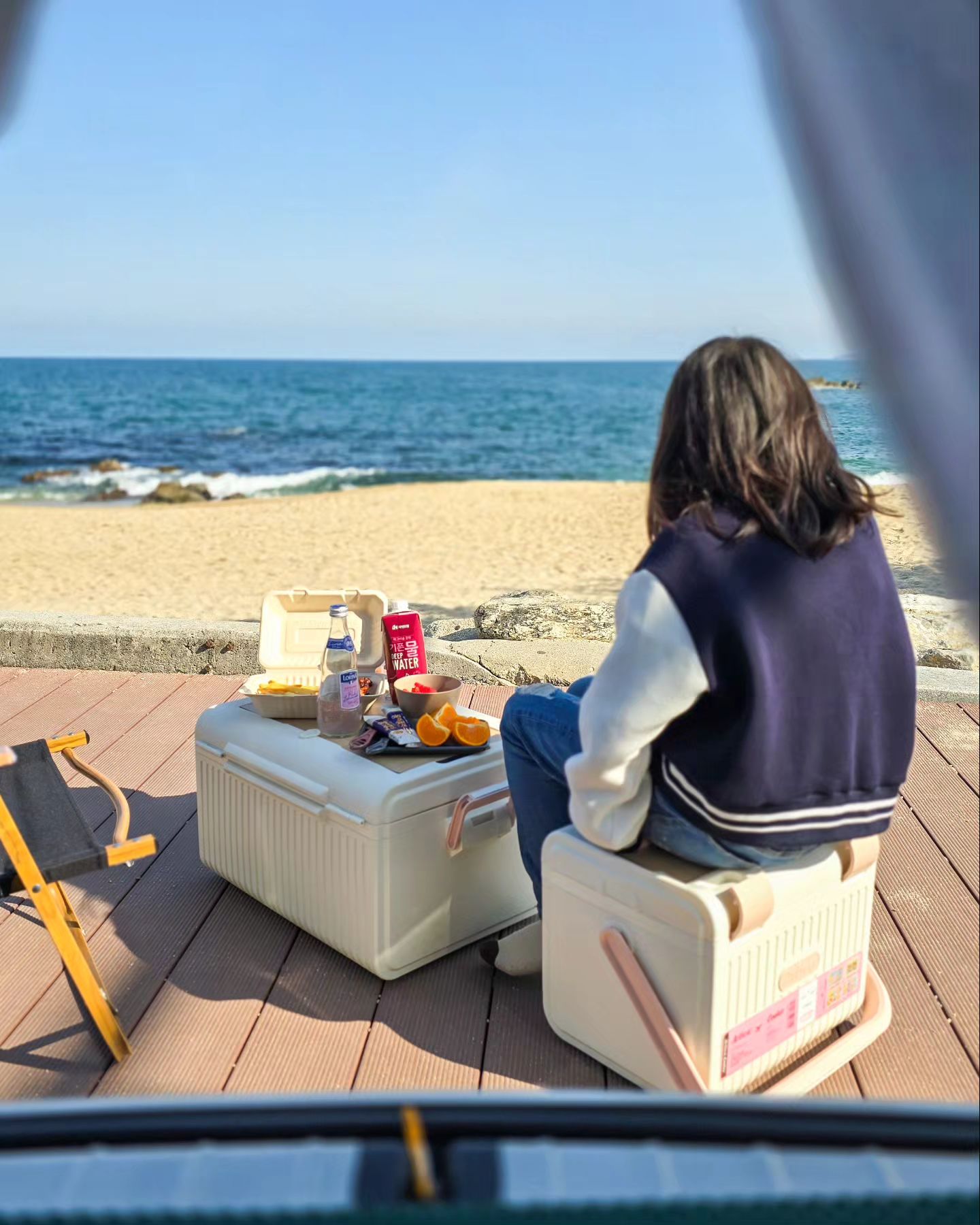 바다보며 힐링...

동해안 여행할 때 여유가 있으면 
바닷가 차크닉을 종종 즐깁니다 

한 2년 전 시작한 바다 #차크닉 
특히 동해바다 차크닉은 
말모말모~~ 

바다 1열 #캠크닉 장소!
다른 분들도 쉬어갈 수 있게 차박은 자제하고 
1시간 정도 #피크닉

즐기면 좋은 것 같아요 
#강릉 #사천진해수욕장 #healing
