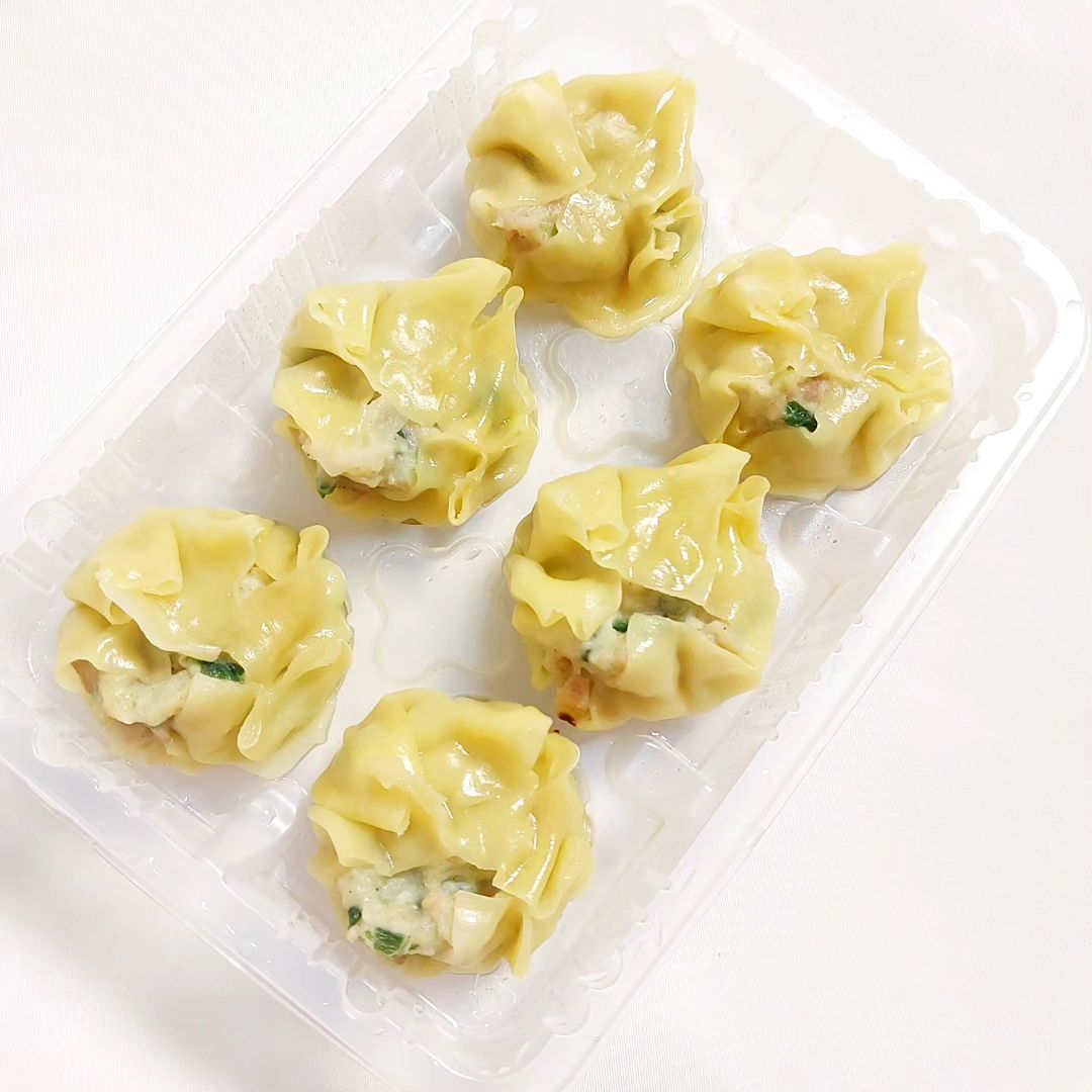 #제품제공 
오늘의 다이어트 먹템 슈마이만두!🥟

그것도 칼로리가 낮은 닭가슴살만두 랍니다!😆
최근에 늘 똑같은 식단으로 질리고 지치신 분들에게 
추천드리는 제품이에요!👍

흔히 많이들 드시는 딤섬 만두와는 다르게 
이제는 홍콩의 슈마이만두 🥟를
집에서 간편하게 즐길 수 있답니당~!!!👏👏

러브잇 닭가슴살 슈마이의 맛은
야채,홍게,새우 요렇게 총 3가지가 있지만
제가 소개해 드릴 맛은 야채맛이에요!🥗

주 베이스인 닭가슴살로 
단백질 함량도 놓고
신선한 재료로 건강까지 챙긴 러브잇 닭가슴살 슈마이!🥟

간편하게 한 끼 식사로도 간식으로도 안성맞춤이에요!!👌

전자레인지에 냉동상태인 제품의 포장지를 살짝 뜯은 후
2분~2분 30초 정도 돌려주면 손쉽게 완성!😍💖

물을 뿌리고 돌린 곳도 아닌데
촉촉함이 장난 아니었어요!

찜기로 찐듯한 느낌으로 
만두가 소가 들어있는 부분은
촉촉하게 수분을 머금고 있어서 더욱 맛있어용😋💦

너무 부드럽고 입에서 뿜어져 나오는 
슈마이의 닭가슴살 육즙이 팡팡!!!✨✨

제가 다이어트를 하면서 너무 먹고싶었던게
고기만두였거든요..!😢
먹고싶을걸 너무 참고 무조건 식단 조절만 하다 보면 
어느 순간 폭식으로 이어지기 마련인데
요렇게 대체식으로 맛있고 간편한 식품들이 많아서
건강도 챙기고 다이어트가 좀 더 쉬워져서 너무너무 좋아요!!💖

다음엔 새우맛이랑 홍게맛도 도전!😋

💛💛💛💛💛💛💛💛💛💛💛
👉피키다이어트 추천인adcvvv👈
입력 후 가입 시 추가 5종 할인쿠폰이 나와요!
2,500원 할인과 동시에 브랜드 5% 할인쿠폰
4종까지 꼭 챙기세요!!
💛💛💛💛💛💛💛💛💛💛💛

#피키다이어트 #슈마이만두 #러브잇슈마이만두 #다이어트음식 #다이어트그램 #다이어트식단 #다이어트식단
