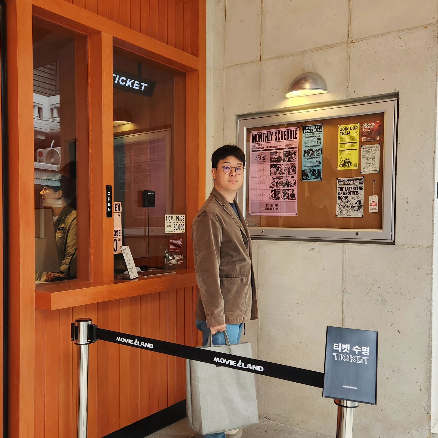무비랜드에서 행오버 보고 왔다. 뭔 영화 보는지도 모르고 갔는데 현웃 터지면서 봤다. 영화 외에 제공하는 볼거리가 뭐 별건 없는거 같은데 디테일과 감각이 살아있어서 앉아있기만 해도 뭔가 대단한 문화인된거 같고 그랬다. 대형 영화관과 다른 경험을 하고 싶다면 아주 마음에 들 것 같다. 유일하게 아쉬운 부분은 영화관인데 화장실이 한칸씩 밖에 없다는 점이다.
-
#무비랜드 #성수