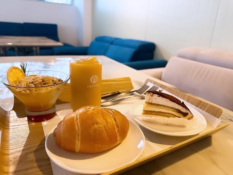 뷰도 맛도 두 마리 다 잡은 카페가 있다?😍

부산 기장에 위치한 마리솔입니다.😍😍

요즘 뭔가 힐링이라는 단어가 좋아서

기장에 놀러가는 김에 카페 어디가지 하고 찾다가~~

힐링하고 싶은 분 오라는 광고 멘트에 끌려서 방문하게 되었습니다. ❤❤

카페 분위기 완전 깡패죠??🥸

바로 앞에 바닷가가 있고 통유리라 너무 좋구요❤

지하도 있고 루프탑까지 존재해서 날씨만 좀 따뜻해지면 사람 넘쳐날꺼 같아요❤❤

사람 많아지기 전에 미리 구경 다녀 오시면 좋을 거 같아요❤

커피도 빵도 존맛탱구리🥹🥹

안올 이유가 없죠잉🌝🌝

혹시 근처 가시면은~~

꼭 들려서 뷰 구경 커피 빵 드시고 힐링하고 가셔요~❤

🏮Tip 주차는 바로 앞 전용 주차장에 주차하고 이용하시는게 좋을 것 같습니다.🌝

🌟주소 : 부산 기장군 일광읍 일광로 290 카페 마리솔
🌟전화번호 : 051-724-1106
🌟영업시간 : 토 - 일 10:30 - 20:40
  월 - 금 10:30 - 19:40

#갓생푸드_부산

#기장 #카페투어 #뷰맛집 #커피맛집 #빵맛집 #마리솔 #존맛탱😋💕