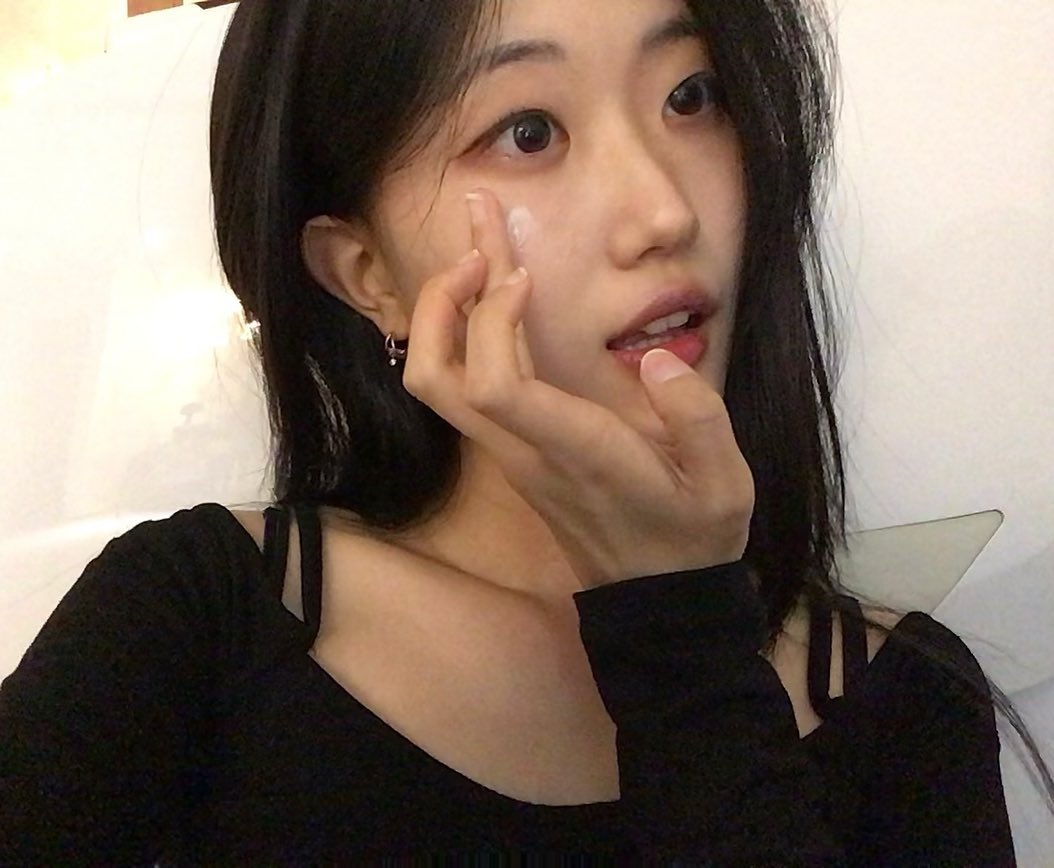 #제품제공 beautyfeed_amoremall 이니스프리 그린티 씨드 히알루론산 수분크림💚
사용해보면 정말 촉촉한게 느껴지는 제품인데, 피부가 건조할 때 쓰기 정말 좋은 것 같아요!! 저는 화장 전에 수분크림 쌓을 때 많이 발라주는데, 보습력이 좋고 화장이 잘 안 무너지게 올라가서 완전 최애템이 되었습니다🥺 진짜 믿고 한번만 사보세요 정말 좋음 진짜루..

#아모레몰 #아모레몰커뮤니티 #뷰티커 #뷰티커추천 #이니스프리