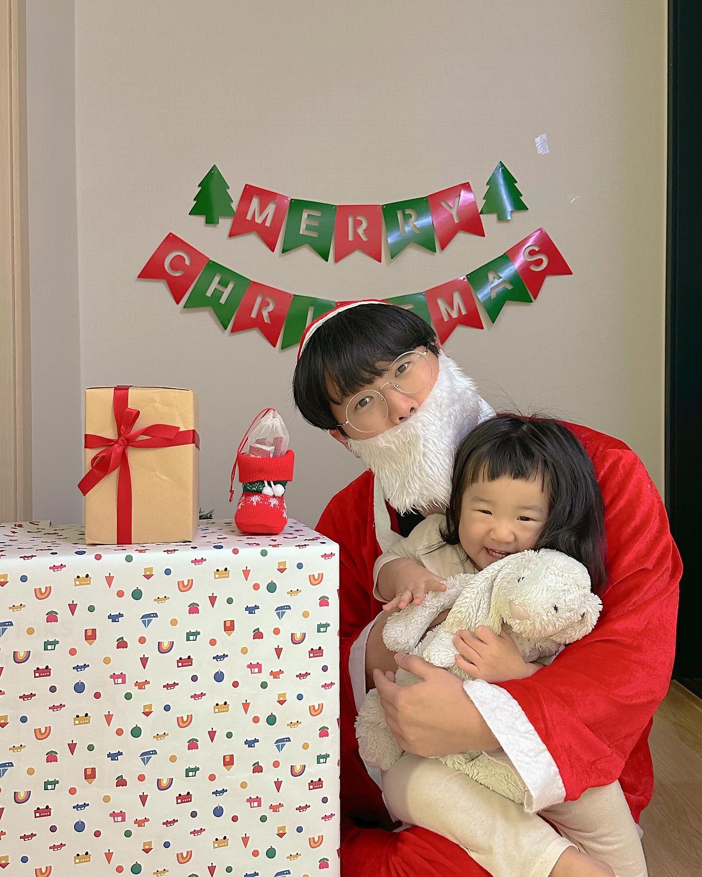 ⠀ 

셋이여서 더 행복했던 크리스마스 이브 , 내일은 또 어떤 행복이 기다릴까