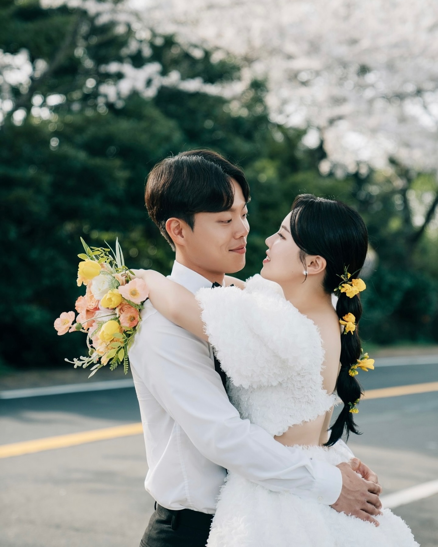 창모ෆ혜련 wedding D-8💍

2024. 06. 22 12시 김해 Jw웨딩컨벤션센터 4층 그랜드볼룸
-
2024. 06. 22 저희 결혼합니다🩵
-
2022년 여름날 친구에서 연인이라는 설렘이 시작되었습니다.
그렇게 2년이 지난 2024년 여름 어느 날 부부라는 이름으로 
또 다른 설렘을 안고 새롭게 시작해보려합니다.
-
소식을 전하고 싶은 분들이 많았지만
혹 오랜만에 닿는 연락이 결혼 소식이다보니 
조심스러운 마음에 연락을 드리지 못한 분들도 많았습니다.
-
너그러이 이해해주시고 연락을 주신다면,
감사한 마음으로 기쁜 소식 전하겠습니다.
-
저희의 결혼식이 마음의 짐이 아닌 따뜻한 소식으로 전달되길 바랍니다.
-
귀한 발 걸음으로 축하해 주신다는 분들과 참석이 어려워 멀리서 보내주시는 따뜻한 마음들, 그리고 미리 축하해주신 분들 모두 감사합니다.
-
평생 잊지 않고 행복하게 살겠습니다.
-
🩵신랑박창모 신부조혜련 올림🩵
