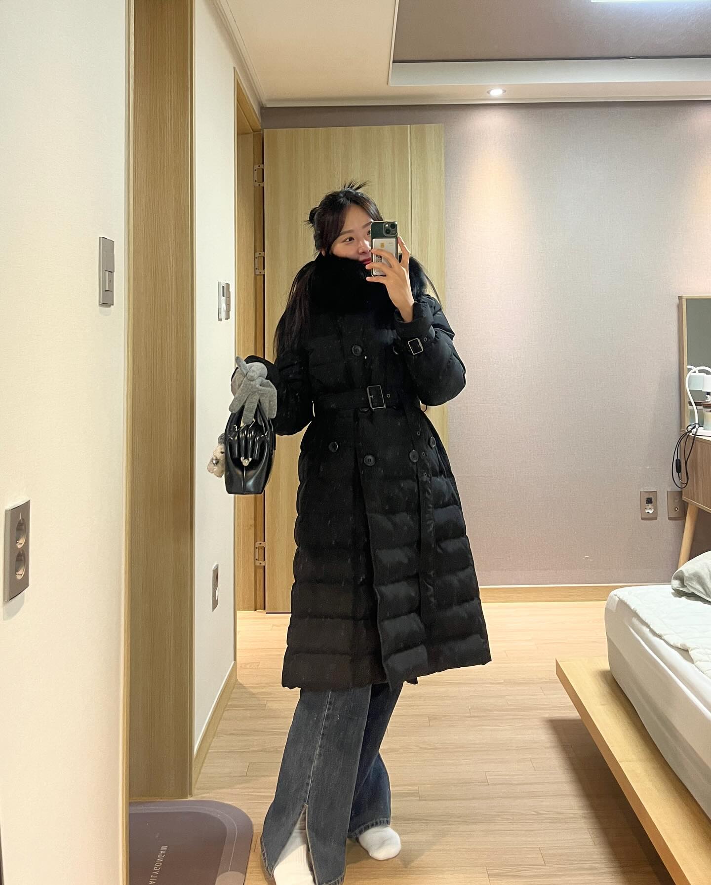 #오늘의출근룩 진짜 얼죽코지만 너~~무 추워서 패딩이 답이다🥹
몇백만원짜리 패딩보다..#다바걸 롱패딩이 더 따뜻해요 여러분..🖤
디자인도 괜찮고 풍성한 털까지!!!강제구매 시키고 싶다 이말이에요~😏

 ➰블랙라벨)감싸주는 폭스패딩(블랙)-다바걸 (dabagirl_kr )

#나형_데일리룩 #내돈내산후기 #패딩코트 #패딩코디 #여자데일리룩