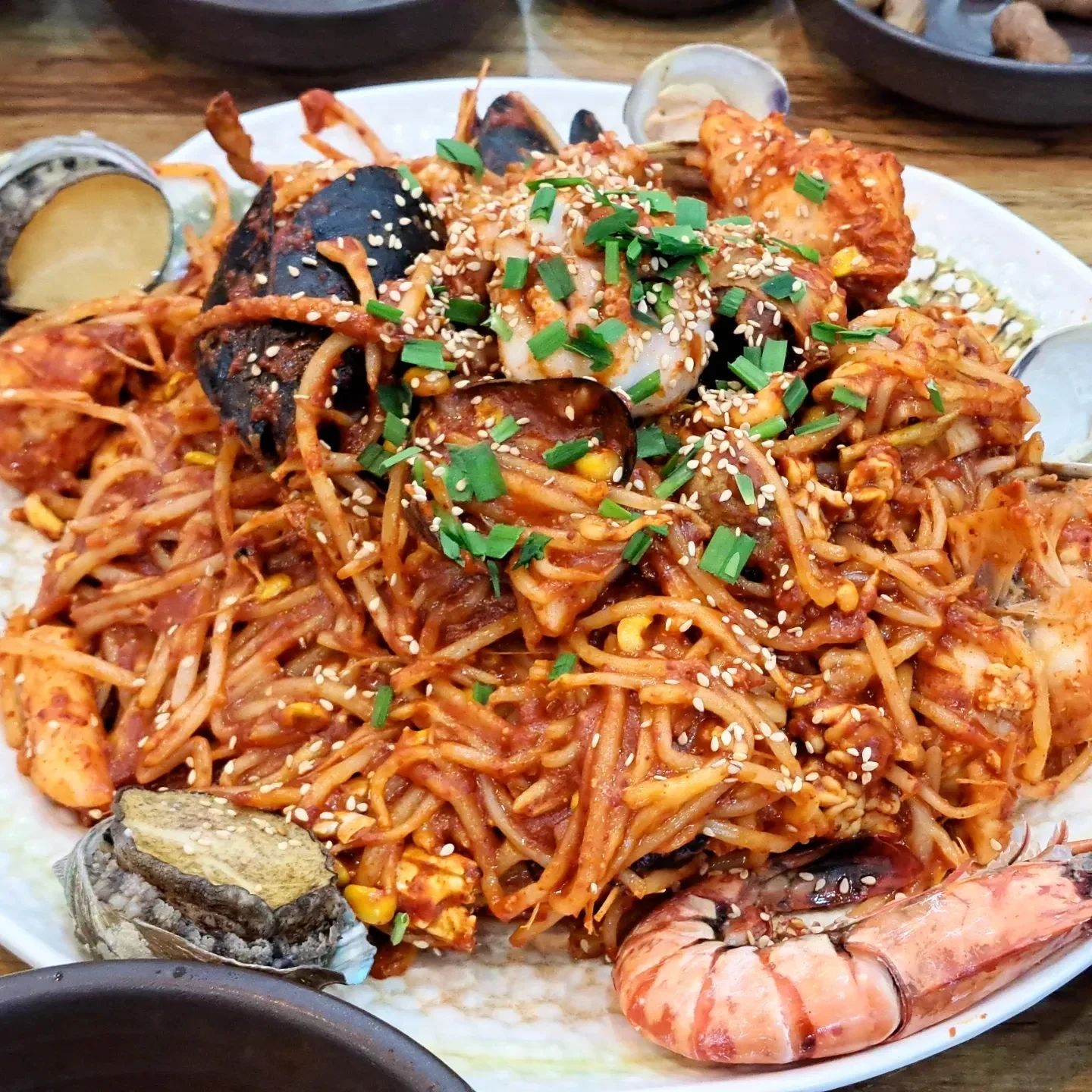 친구들이랑 점심모임
화끈한게 먹고싶어 들린 해물찜맛집

코다리찜 먹어보고 맛있어서 다시 들렸는데 
해물찜도 맛도리
산더미처럼 잔뜩 올라간 푸짐한 양에 한번 놀라고
낙지, 전복, 게 등 다양한 해물들 찾는 재미에 또 한번 놀라는
맛과 양 다 만족스러운곳

매운맛조절 가능해서 중간맛 주문하고
혹시 매울까봐 손만두도 시켰는데
얘가 또 담백하니 맛도리일세
담에도 찜 주문할땐 필수로 주문할듯

참 담엔 열무김치 좀 사와야지
그냥 온게 아쉬워 자꾸 생각나는 맛

#답십리맛집 #답십리해물찜 #답십리점심 #답십리현대시장맛집 #답십리역해물찜  #답십리역맛집 #답십리손만두 #친구랑 
#점심메뉴 #오늘은해물찜