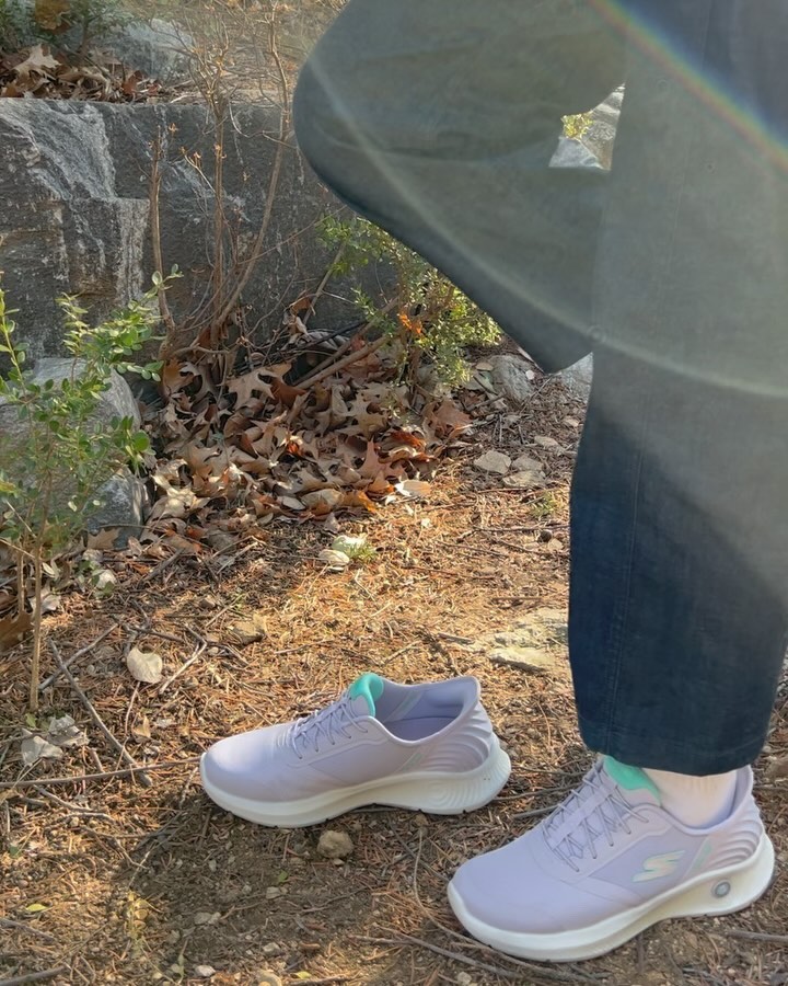 #협찬 X skechers_kr 

색상부터 맘에 쏙! 들었던 스케쳐스 <애니웨어 슬립인스> 소개해드릴게요💜

가장 맘에 들었던 건 핸즈프리 슬립인스인데요! 손을 쓰거나 허리를 굽히지 않아도 발만 넣으면 끝-!😉 뒷축이 바깥쪽으로 고정되어 있어서 뒷축이 말릴까봐 신경 쓸 필요가 없더라구요+_+ 양 손에 짐이 있거나, 손을 쓸 수 없는 상황에서도 신발 신기 어렵지 않아요!

스케쳐스의 모든 기능이 집약되어 있는 프리미엄 워킹화인 만큼, 신고 하루종일 걸어다녀 본 결과 쿠션감도 좋고, 아치 형태로 제작된 아치핏 인솔 덕에 발에 피로감도 적더라구요! 아웃솔은 굿이어 타이어 회사와 합작해서 접지력도 좋았어요😆

개인적으로는 신발끈이 없는 점과, 뒤꿈치 쿠셔닝으로 신발끈이 없어도 헐떡이지 않고 꽉 잡아준다는 점이 너무 좋았답니다💜 새 모델이신 유지태님 화보를 보니 데일리룩으로도 너무 잘 어울리던데, 저도 여기저기 잘 신을 것 같아요😊

-
#달달_등산 #스케쳐스