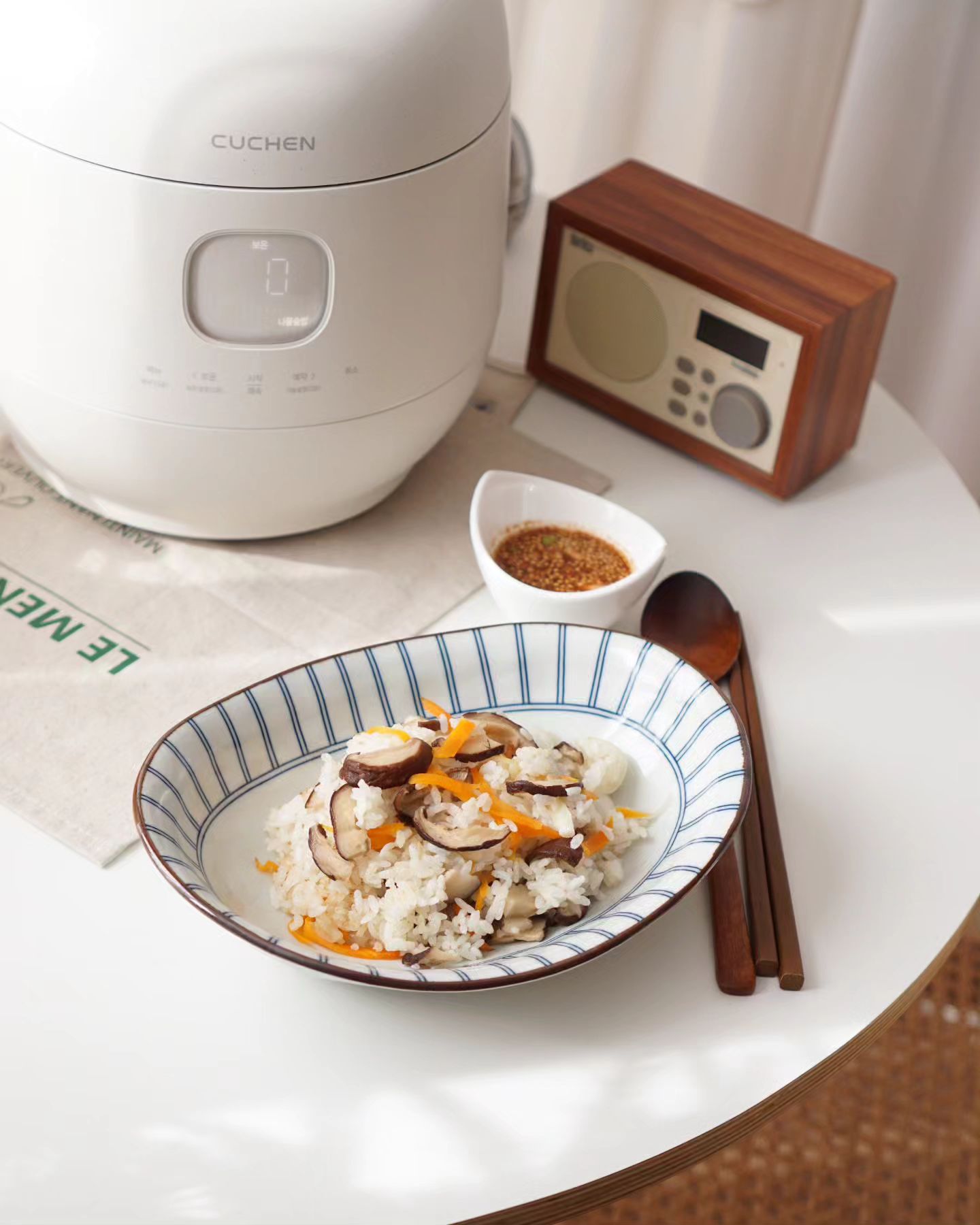 #협찬 혼밥도 맛있게!🍽️
혼밥도 제대로 챙겨 먹을 수 있게 해주는 쿠첸 브레인!🍚

오늘은 표고버섯밥을 해먹었는데요.
표고버섯이랑 양파, 당근 채 썰어서 넣고,
나물솥밥 기능으로 취사 하니 간편하면서 맛있는 표고버섯밥이 된 거 있죠~!😋
양념장 만들어서 쓱쓱 한 그릇 뚝딱🤭

안전하고 위생적인 ALL스테인리스 내솥은 사용도 편리했지만, 요렇게 나물솥밥 하니까 밑에가 누릉지가 사악~생기면서 정말 영양솥밥 먹는 맛이어서 좋았어요!

쿠첸 브레인 디자인도 성능도 만족!🥰

#밥솥 #전기밥솥 #압력밥솥 #쿠첸 #쿠첸브레인밥솥 #브레인밥솥 #주방인테리어 #잡곡밥 #주방템 #전기압력밥솥 #예쁜밥솥