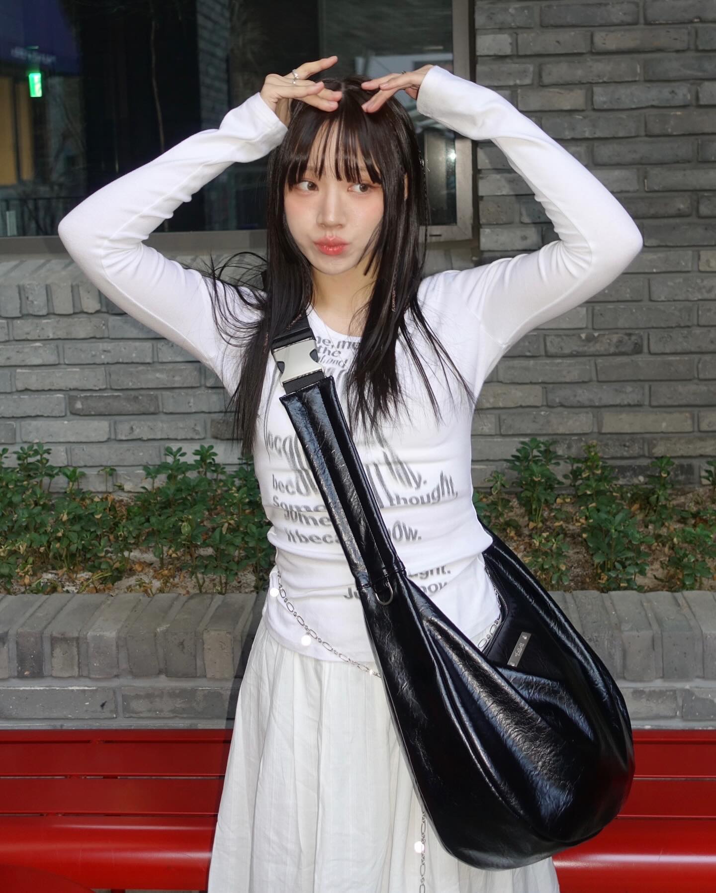 #광고 보부상 모여랏 .. ! fallett_official 의 크랙 레더 문백 버클 포인트 오똔데 !! 특히 캐주얼룩 즐겨 입는 보부상들은 요고 완조니 찰떡일 듯 🌝🫶🏻🖤 #FALLETT #팔렛 #팔렛OOTD #팔렛가방