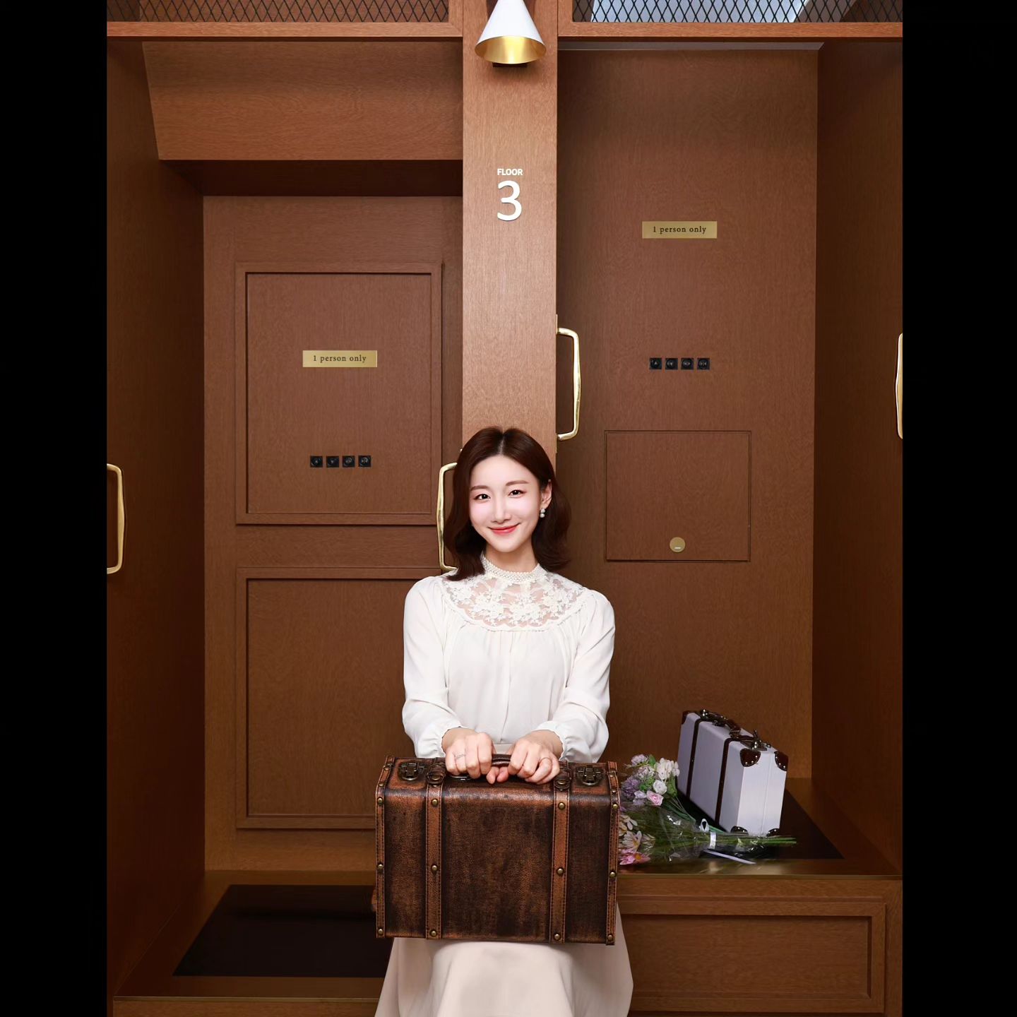 '한번 해봐?'라는 생각과 용석님 yongseokana의 추진력으로 시작한 #까미노북클럽 이 어느덧 6개월이에요🥹 2기도 어느덧 1회차만 앞두고 있는...🙆🏻‍♀️🙇🏻‍♀️🙆🏻‍♀️🙇🏻‍♀️

문토와 함께 한 2기는 어느덧 매회차 마감을 이루고,
1기 진행 중 받은 아이디어 (예린언니 yerin._h )로 
영미문학만 모아서 영화와 함께 진행하는 #로맨스북클럽 도 
1/30 시작을 앞두고 있네요🥹🥹❤️‍🔥✨

독서모임에 오시는 분들도 하나같이 너무 멋지고 대단한 분들이라서,
'뭐야, 나 이런 분들 사이에서 진행해도 되나?'싶을 정도.
매번 제가 새롭게 존경하고, 더 많이 배워가는 중입니다🤭
매회차 더더욱 열심히 준비해가려고 노력하게 되는 Awesome한 멤버들!

#책안읽는독서모임 , #책읽어주는독서모임 을 
관심갖고 바라봐주셔서 다들 정말정말 감사합니다. 
제 주위에는 좋은 사람이 가득한가봐요. 
많이 베풀며 살아야겠어요👍🏻✨

2024년에도 잘 부탁드려요🩷!!!
함께 내면을 차곡차곡 쌓고 발전시켜나가며, 
더 근사한 2024 만들어가자구요.

➡️#까미노북클럽2기 마지막 회차 신청은 →프로필링크(인데 마감했네..🫣)

➡️#로맨스북클럽 신청도 → 프로필링크 !
1/30 (화) 19:30~22:30 오만과편견
2/20 (화) 19:30~22:30 위대한개츠비
3/12 (화) 19:30~22:30 왜나는너를사랑하는가
4/02 (화) 19:30~22:30 도리언그레이의초상

(⚠️로맨스북클럽은 1회차신청이 없습니다🥺)

➡️#까미노북클럽3기 신청은→ 곧 모집글 올리겠습니다아~!!✨

마무리는 최근 필사한 글귀로.
•┈┈┈•┈┈┈•┈┈┈
"태어날 때 가난한 것은 당신 잘못이 아니지만, 
죽을 때 가난한 것은 당신 잘못이다." - 빌게이츠
•┈┈┈•┈┈┈•┈┈┈
오늘 하루도, 어제보다 더 나은 하루 만들자구요, 화이팅ᕙ(•̀‸•́‶)ᕗ

＊┈┈┈┈＊┈┈┈┈＊┈┈┈┈
#책추천하는아나운서 #조윤하아나운서 #독서모임 #모집중