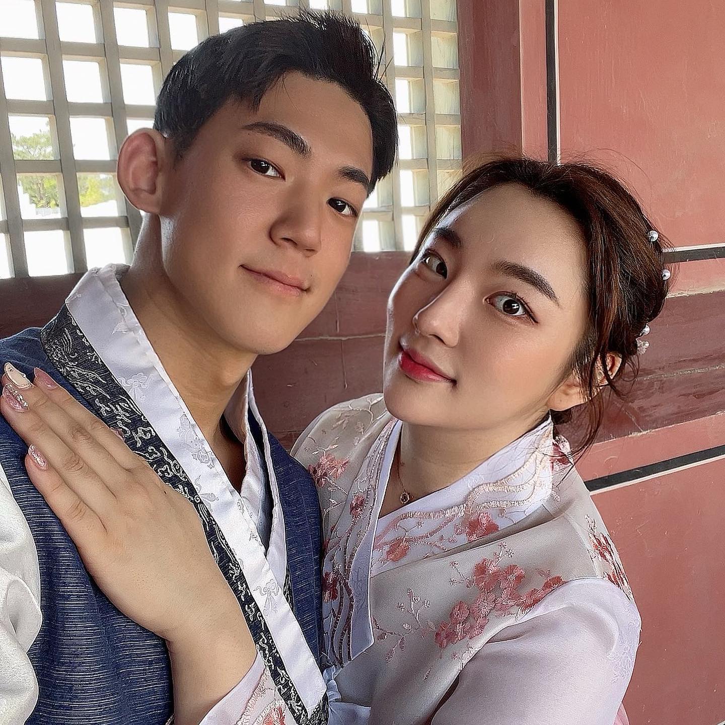 한복입고 경복궁에서😊 빨리 작가님 사진 받고 싶당 너무 기대중💗  우리 데이트 너무 오랜만인듯 많이 놀러 다니자😘
.
.
.
.
.
.
.
.
#한복스냅 #한복 #데이트 #경복궁스냅 #경복궁데이트 #데이트스냅 #커플한복