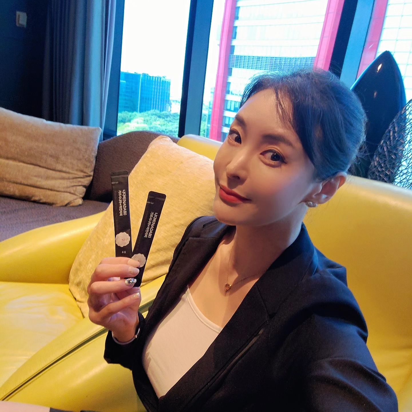 데일리안20주년행사., 일하면서도 꼭 챙겨먹는., 🥰👌
안녕안녕~♡ #나다비차전자피가르시니아 예요💦💦

오랜만에 인원수도 8명~♡ 또 친한 친구들만~ .,
팀장으로 들어 간거라~ 조금 힘들었지만 그만큼 보람스러운., 파랑이💦 잘 따라줘서 고마워 팀원들💕💕

nadabilab
✨️사랑하는 아내분을 위해 약사가 개발 한 #나다비 💗
✨️식약처 기능성 인정 받은 차전자피 가르시니아 건강기능식품👍

식사 30분전👉👉 200ml이상의 물💦에 타 복용하기→
차전자피가 팽창하면서 포만감 을 유발하여 식사량이 줄어듭니다(배가 부르면 멈추셔야해요)->
가르시니아가 체 지방흡수를 방해하고 차전자피가 뱃속의 음식물을 가지고 배변으로 쑤욱 나오게 도와 줄거에요.

👉혈중 콜레스트롤 개선에 도움을 주며 #배변활동 에도 원활한 도움은 
👉탄수화물이 지방으로 합성되는 것을 억제하어 #체지방감소 에도 굿굿~!! 

🌟특히 야식이 땡기거나,🍺 친구들과의 약속, 🍺회식 등이 있으면 꼭꼭~!! 챙겨먹기 #다이어트보조제 🌟나다비🌟

👌포만감 때문에 진짜진짜 입맛이 뚝~!! 식사량이 반으로 뚝~!! 줄었다는 점
👌화장실도 시원하게~!! 배변 활동에 도움을 줘서 고고~!! 
👌체지방감소에 도움을 줄 수 있다는 점
미리 미리 관리해요~~💕💕
하루종일  입맛이 놉~!! 배고픔이 없어요~~~^^👍👍👏👏👏

#나다비 가르시니아 #차전자피 #나다비
#다이어트보조제#차전자피#가르시니아 #가르시니아다이어트 #식이섬유 #차전자피식이섬유 #다이어트식단 #맛있다  #좋반 #맞팔 #fff #body #kbeauty #diet #dieat