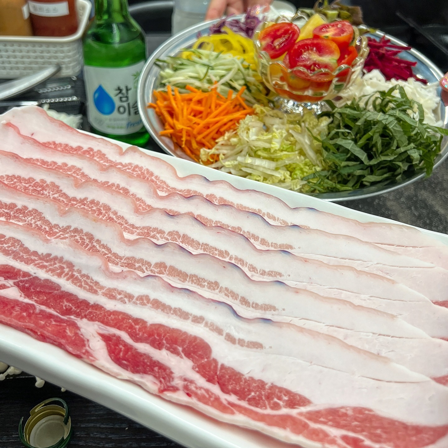 #남천동 살면서 요기 모르는 사람 없지요?
고기 맛있는거 두말하면 잔소리지만
잔소리 또 해보겠다🧏🏻‍♀️
너거 서장 사는데 말고 #돌돌집 💚

수제 아닌 메뉴를 더 찾기 힘든 곳
맨초밥 + 고추장삼겹살 최애하지만
오겹살 + 월남쌈은 못참지
기존에서 업글시킨 철판더덕구이까지
야채 없이 못사는 나로써는
정말 페보릿 메뉴, 건강한 느낌 뿜뿜
두명가도 기본 10만원은 뚝딱이라는,
이유는? 가서 드셔보셔,

신메뉴 #메밀냉소바 전문점 저리가라
육수 깔끔하이 메밀 넘 좋아하는데
진짜 꼭 드셔보세요. 속 시원하이~
발전의발전 을 거듭하는 사장님의
철학,은 맛으로 승부한데용👨🏻‍🦱👨🏻‍🦱
후회없는 선택일거예요 여러분들🙆🏻‍♀️

🚩남천동_돌돌집
-
-
-
#남천동맛집 #남천동고기집 #남천동술집 #남천동술집추천 #남천동고기맛집 #수영맛집 #광안리맛집 #광안동맛집 #연산동맛집 #특허삼겹살 #냉소바 #고추장삼겹살 #오겹살맛집 #부산삼겹살맛집 #부산찐맛집 #부산로컬맛집 #부산현지인추천 #동네맛집 #철판더덕구이 #월남쌈삼겹살 #부산고기맛집 #부산로컬맛집 #부산핫플레이스 #부산여행맛집 #광안리데이트 #busanfood