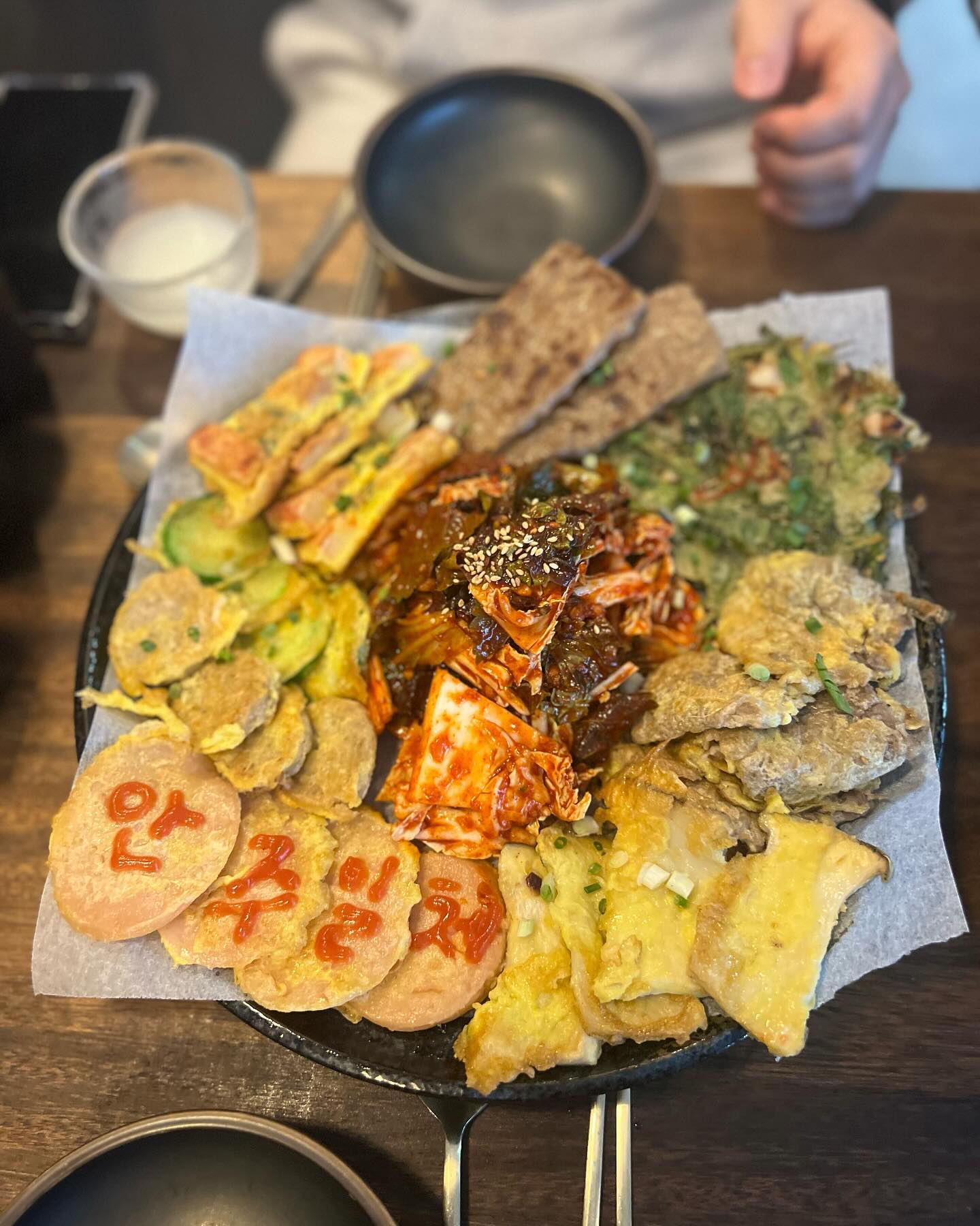 안주일체 

첫방문은 성남점
두번째는 삼산점
세번째는 달동점

꺄~~~~ 첫 서비스 

느무죠타 !!.
.
.
#안주일체달동점 #달동술집 #울산안주맛집