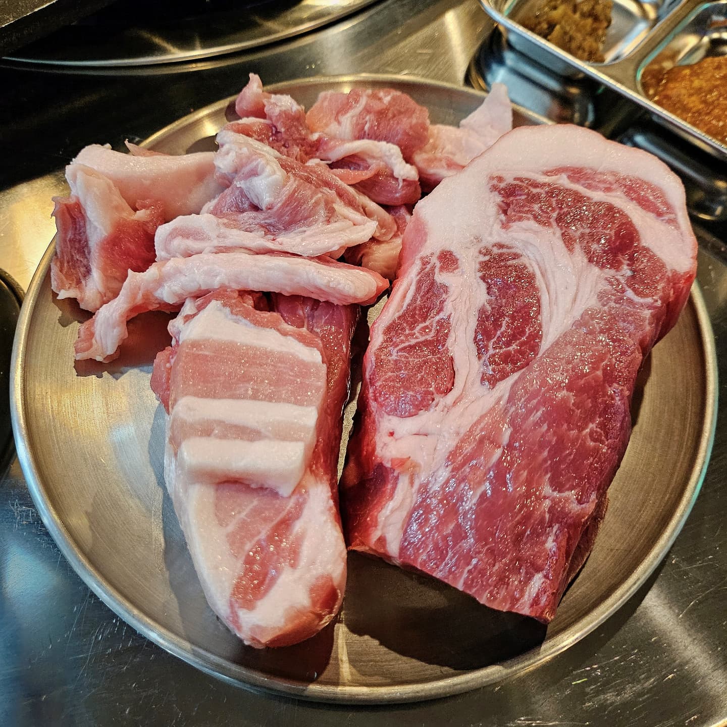 눈 감았다 뜨면 새로운 맛집이 생겨나는 세상!
어디가 진짜 맛있는지.. 찾기 힘드시죠?ㅠㅠ
⠀
그런 분들을 위해 쥬아가 준비했습니다.
아는 사람 다 안다는 숙성고기, 찐으로 존맛인거 아시죠?!
#김숙성검단신도시점 입니다. 🙂
⠀
분위기부터가 노포감성이라.. 일단 겉에서부터 땡기는
인테리어가 안갈 수가 없게 만들었어요.❤️
⠀
숙성이라 더 좋은건 맛도 업그레이드! 부드러움 그 자체!!
너무나도 숙성에 진심이라 맛에서부터 오는 행복은
이루 말로 할 수가 없습니다.ㅎㅎ
⠀
김숙성 스페셜Ⅱ는 [목살, 숙성육] 이 2가지의 콜라보로
목살 개인적으로 별로 안좋아하는데 진짜 너무 부드러워서
맛있게 먹을 수 있었어요!!!
⠀
여기에 시원한 묵사발까지 함께 하니 더위도 싹!!
고기 특유의 느끼함도 싹-! 완전 취향저격이랍니다...👍
⠀
⠀
이 외에도 국수, 찌개, 라면, 거기다 짜계치까지
다양한 사이드가 있으니 배차게 즐겨보세요~~❤️
⠀
⠀
⠀
🐷 김숙성 스페셜Ⅱ ￦ 54,000원
🍚 묵사발 ￦ 10,000원
⠀
⠀
⠀
· · ─────── · #쥬아픽_협찬 · ─────── · ·
⠀
🔎 주소 : 인천 서구 바리미로5번길 8 101호, 102호
☎️ 전화번호 : 010-2890-6560
🕰 영업시간 : 매일 16시 ~ 24시
🖥 인스타 ID : kimsukssung_gd
　
· · ────────── ·🍚·────────── · ·
⠀
⠀
#검단신도시고기집 #검단신도시삼겹살 #검단신도시맛집
#검단맛집 #검단맛집추천 #검단아라동맛집 #검단핫플