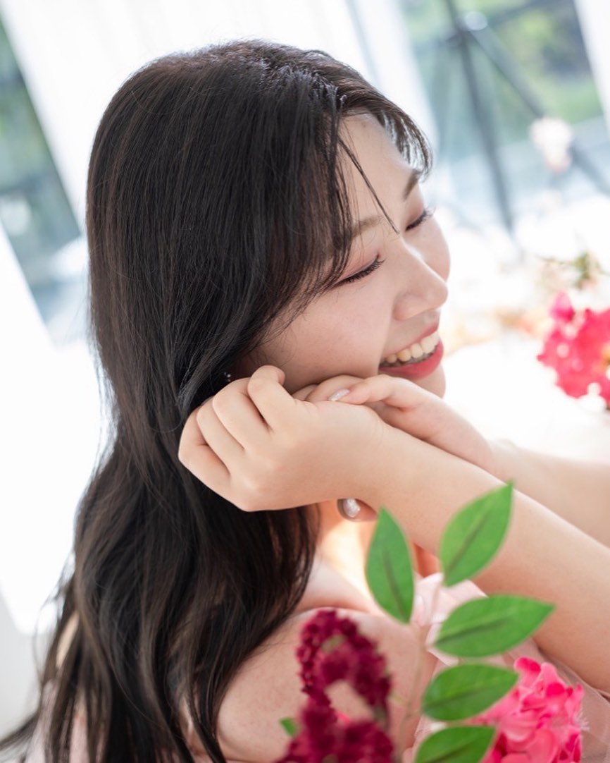 ⠀⠀⠀⠀⠀⠀⠀
인슷하 어랜만💕
피곤한 일정 속에서 웃을힘이 없을 줄 알았는데
이사님의 열정 속에서 스탭분들의 꺄르르 까꿍으로 시간가는줄 모르고 웃음꽃 만개
⠀⠀⠀⠀⠀⠀⠀
보정본 언제오나 눈빠지게 기다리다가
너무 예쁜 내 모습 하나투우척
⠀⠀⠀⠀⠀⠀⠀
💄blossome.cw 
📷 gwonkyu_photo_chiho 
👩🏻‍🎨 wonkyu_stylist_rim