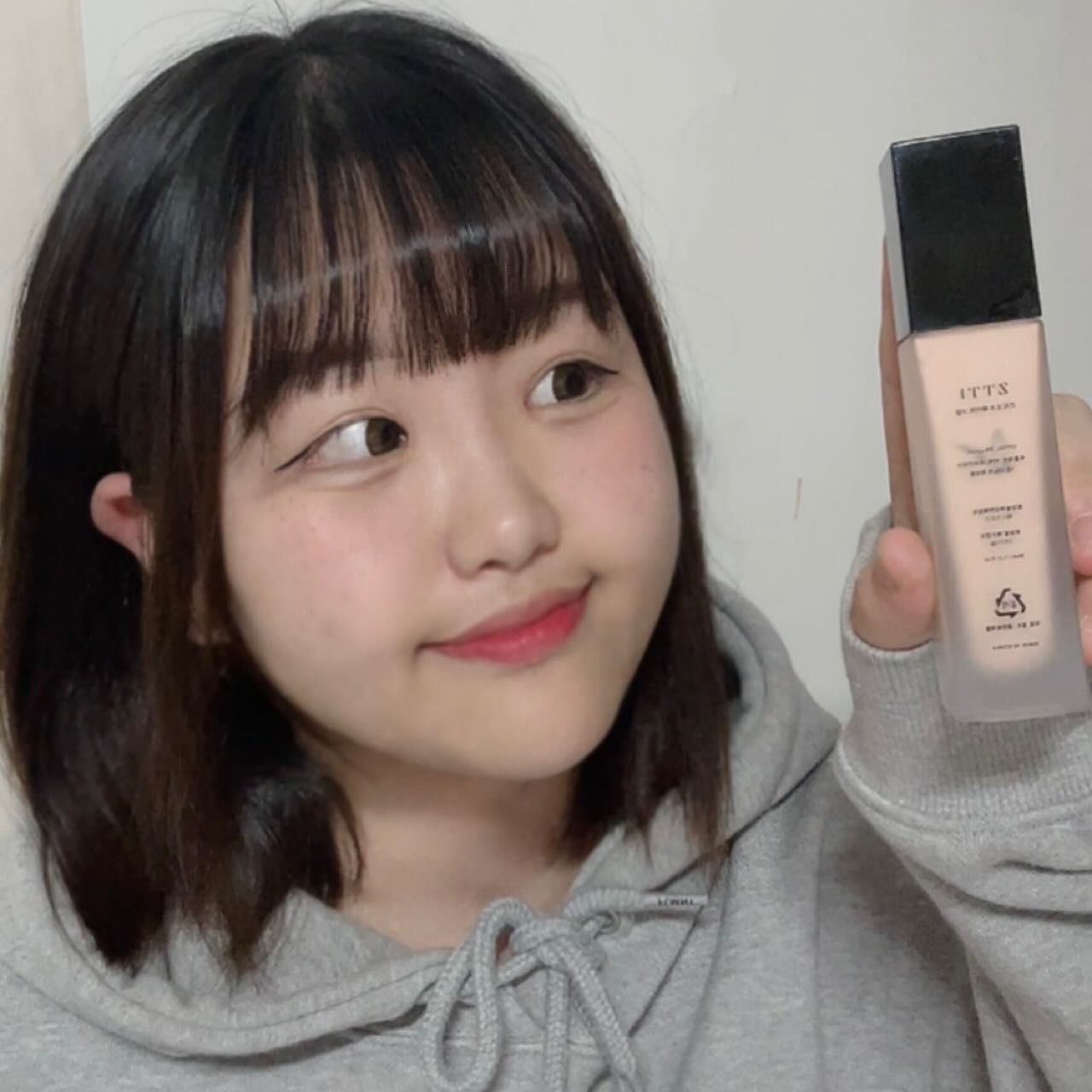 #협찬[0.8 레이어 크림 3 in 1]

오늘 제가 소개해드릴제품은 0.8 레이어 크림 3 in 1 파운데이션 이에요!  이 제품은 귀찮고 무겁고 답답한 화장이 아닌 산뜻한 화장을 할수있게 해줘용

⭐️어떤 피부톤에도 최적화
⭐️반겹 기초 메이크업
⭐️피부광택
⭐️피부보정
⭐️강력한 자외선 차단
⭐️피부미백
⭐️주름개선

어떤 피부톤에도 최적화되는 자연스러운 메이크업 그리고 
손으로 가볍게 톡톡 펴바르면 완성되는 반겹 기초 메이크업 그리고
자연스러운 피부광택과 피부보정까지 된답니다!!❤️

#비비크림추천 #즈티 #골린이 #화장품 #뷰티 #화장 #리뷰