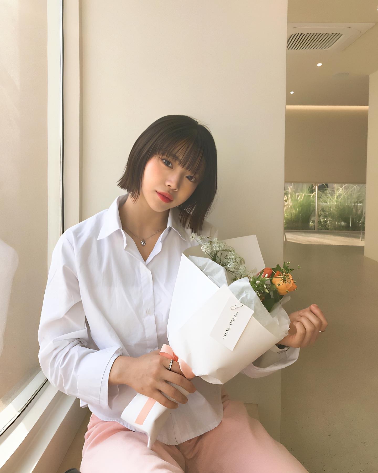 오늘의 일기🐣
.
.

오늘은 문댕이를 만나러 인천에 왔다.
유정언니가 준 꽃다발과 사진을 찍어달랬는데 왠일로 잘 찍었다.
끝.