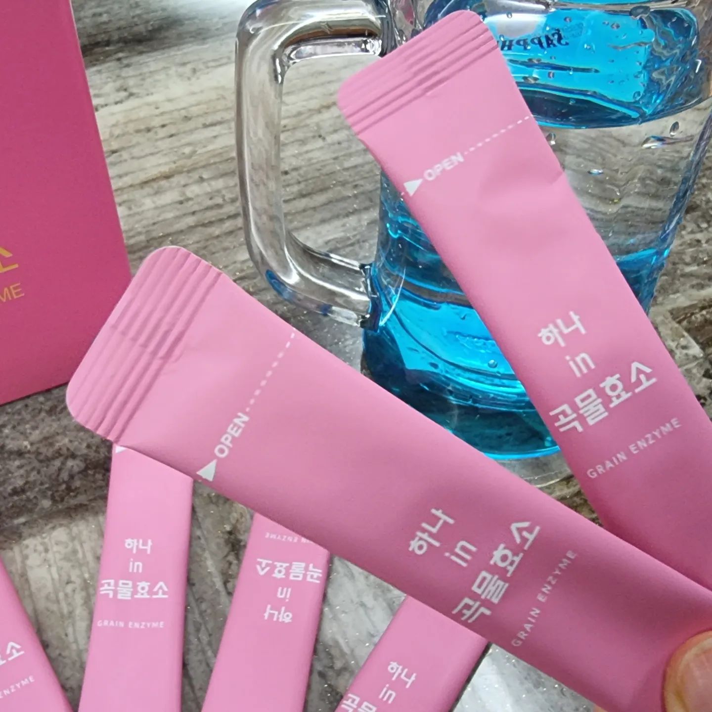#협찬 
다이어트 할 때 변비 심하고
과음, 과식으로 
가스 차고 더부룩 할 때

하나in효소  챙겨 드시면 좋아요!!

하나in곡물효소 👍👍👍

다이어트,변비,디톡스 
하루 1포로 해결해요!

간편하게 먹을수있는 15곡곡물효소

현미, 흑미, 찹쌀, 귀리, 율무, 차조, 수수

백태, 보리, 통밀, 흑보리, 멥쌀, 팥, 약콩, 서리태

프락토올리고당, 치커리뿌리추출물분말까지

💙섭취방법💦
1일 1회, 1회 1포를 물이랑 같이 섭취

🧡이런분들께 추천합니다😋

식사 후 속이 답답하고 더부룩 하신 분

영양공급, 식이요법 관리가 필요하신 분 

밀가루와 고기 를 즐겨 드시는 분 

불규칙한 식사 습관을 가지신 분 

기름진 식사를 자주 하시는 분 

외식, 배달음식, 패스트푸드를 자주 드시는 분 

잦은 모임과 늦은 저녁 식사가 걱정이신 분 

과음, 과식을 자주 하시는 분 

편안한 하루를 원하시는 분

꾸준한 관리를 원하시는분 

체질개선, 건강증진이 필요하신 분

🥳보관방법🤩
직사광선을 피하고 서늘하고 건조한곳에 보관

#효소,  #곡물효소,  #하나in효소,
#하나in곡물효소,  #다이어트, #변비, #디톡스