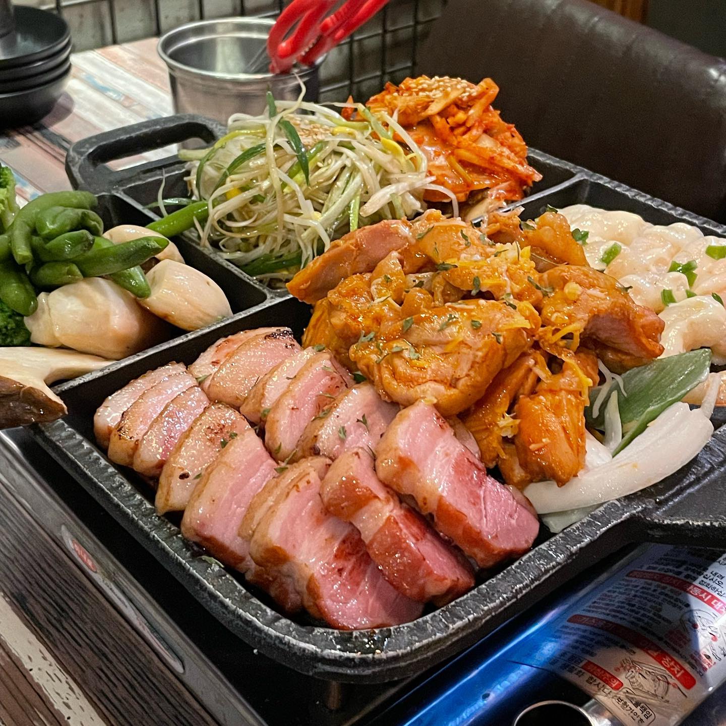 #협찬
🍻 미드나잇키친 연남점
📍 서울 마포구 동교로32길 5 1층
⏰ 화-금: 16:30-02:00 / 토-일: 15:30-02:00

연남동 분위기 좋은 술집, 미드나잇 키친!
아늑한 분위기에 안주까지 맛있는 술집 찾아왔어용🎀

연남동 경의선 숲길 따라있는 골목길에
위치해있어 들어가기 전부터 분위기 최고❤️

뭔가 연남동 하면 약간 쌀쌀한 날씨가 어울리는데
가을 겨울 연말 모임때 딱 좋겠더라구용!

✔️ 미드나잇 삼총사 30,000
🔥 삼겹BBQ+ 매콤닭+ 달콤새우
요 세가지 조합을 한번에 먹을수 있다니
다양한 안주 좋아하시는 분들은 요기 완전 추천!
돼지 닭 새우 뭐하나 맛없는게 없자나용🥹
저는 트괴 같이나오는 숙주&파무침을
살짝구워서 같이 딱 먹으니 식감도 
아삭하고 맛도 더 살더라구용😋

또 삼겹엔 김치가 빠질수 없죵!❤️
칠리소스와 할라피뇨, 단무지, 쌈장까지
나와서 반찬도 딱 조화롭죵

이 외에도 떡볶이, 파스타, 오뎅탕, 황도 등
마른안주 국물안주 매콤안주 다 준비되어있어요!

여기에 맥주 한잔 딱 해주면 천국이 따로없죵

연남동 분위기 좋은 술집, 맛집 찾고계신다면
미드나잇키친 한번 방문해보세용😘

#미드나잇키친 #연남동맛집 #연남맛집 #연남동술집 #연남술집 #홍대술집 #홍대맛집 #연남동맛집추천 #연남동술집추천 #연남동데이트 #홍대삼겹살 #연남동삼겹살