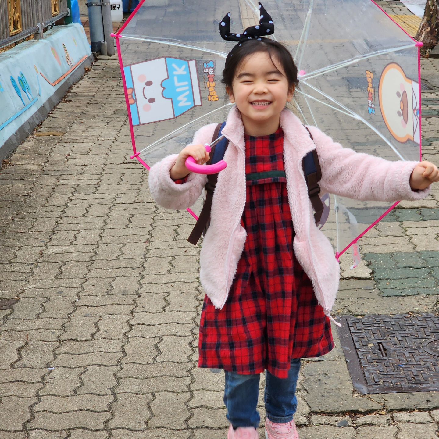유치원 입학식 다녀옴.
너는 신나는데 엄만 맘이 싱숭생숭...
엄마 욕심에 1분거리 병설에 보냈지만 좀 멀어도 치열한 사립보낼걸 그랬나...
입학식에 국기에대한 경례도 하고,  애국가도 부르고, 교장쌤, 원감쌤 인사말씀도 있고~.
무엇보다 6~7세 합반인데 총인원이 5명이다...
적은 인원의 장점도 있지만.. 모래놀이터도 있지만...
집이랑 가깝지만..
#그래도 #싱슝생슝