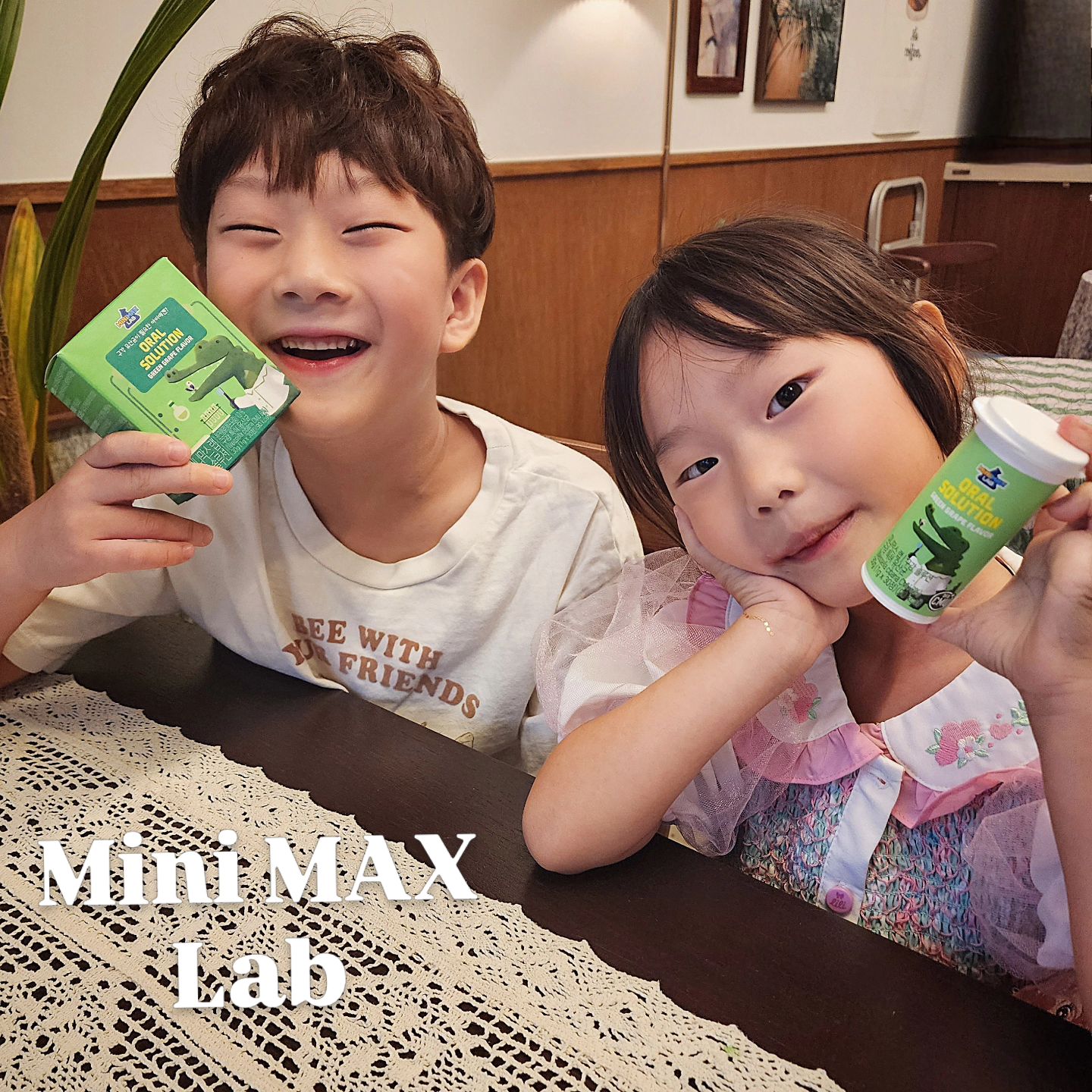 #광고 #minimax

집에 미니막스 젤리 없는 친구들 없죠?
물론 그냥 젤리랑 아이스크림 과자두요!
특히나 더운 여름인 요즘 이런 시원한 군것질은 빼놓을 수 없는
울아이들 입속 건강도 챙겨줘야하는 세상이에요!
마침 언제나 아이들 믿먹(믿고먹는)
동아제약 어린이 건강연구센터=> 미니막스에서 
눈 솔루션 , 장 솔루션에 이은 세 번째 라인업!
구강 유산균이 나왔지뭐에요! 눈 솔루션 제품도 애들 진짜 맛있게 먹고있는데 ㅎㅎ

아이들 입속 건강에 꼭 맞는 구강 유산균이라 완전 믿먹해도 되구 특히 침대맡에 두고 자기 전에 녹여먹이면 효과가 더 좋은것 같아요!
설탕이나 아스파탐 같은 단맛 감미료 안들어있고!
단맛이 나긴하는데 이거는 자일리톨로 끌어올린 단맛!
청포도맛이라 아이들 부담없이 잘 먹어요~!

미니막스 구강 유산균은 동아제약 '디몰' 홈페이지와 
공식 네이버 스토어에서 구매가능해요!
minimax.official
.
.
.
.
#미니막스 #미니막스랩 #구강솔루션 #구강유산균 #어린이구강관리 #어린이유산균추천 #초등학생유산균