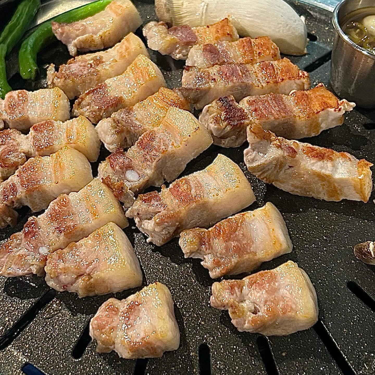 협찬) 맛도리 숙성 돼지고기 전문점 찾았따!!!
#영화돈 #어린이대공원맛집 

🍴건대쪽에 완전 가성비 갑 숙성 돼지고기 전문점이 있었다! 건대 완전 자주가면서 모르고있었던 나 반성해.....

🍴들어가면서부터 느껴지는 쾌적하고 탁 트인 느낌!! 매장 자체가 크고 넓어요! 공간 인테리어도 너무 좋아서 연인이나 가족끼리 맛있는 한끼 하기에 너무 좋은듯><

🍴우수한 원육을 엄선하여 자체적으로 습식 숙성과 건조 숙성의 과정을 통해 육질과 풍미에 깊이를 더했다고해요! 어쩐지 겁나 맛있더라

🍴고기를 숙성하고 있는것을 볼 수도 있어요!! 직접 눈으로 볼 수 있으니까 더 믿음직한 느낌>< 자체적으로 숙성하기에 여기 가게만의 고기맛을 느낄 수 있어서 좋았어요:)

🍴직원분들도 너무너무 친절하세요 ㅜㅜ 가게에 들어가면서부터 다 먹고 나올때까지 기분이 너무 좋았음 ㅜㅜ 다음에 또가야지!!

🍴어린이대공원역 4번출구에서 왕가까움!! 걸어서 3분정도?! 교통까지 편리한 영화돈을 어떻게 안갈수가있어?! ( -᷅_-᷄) 

 

📍서울 광진구 능동로 175 1층

⏰화수목금토일
  15:00-23:00 (22:30 라스트 오더)
 
 
 

#건대후문맛집 #숙성고기 #숙성고기전문점 #어린이대공원고기집 #고기맛집 #숙성고기맛집 #돼지고기맛집 #돼지고기전문점 #삼겹살맛집 #삼겹살맛집추천