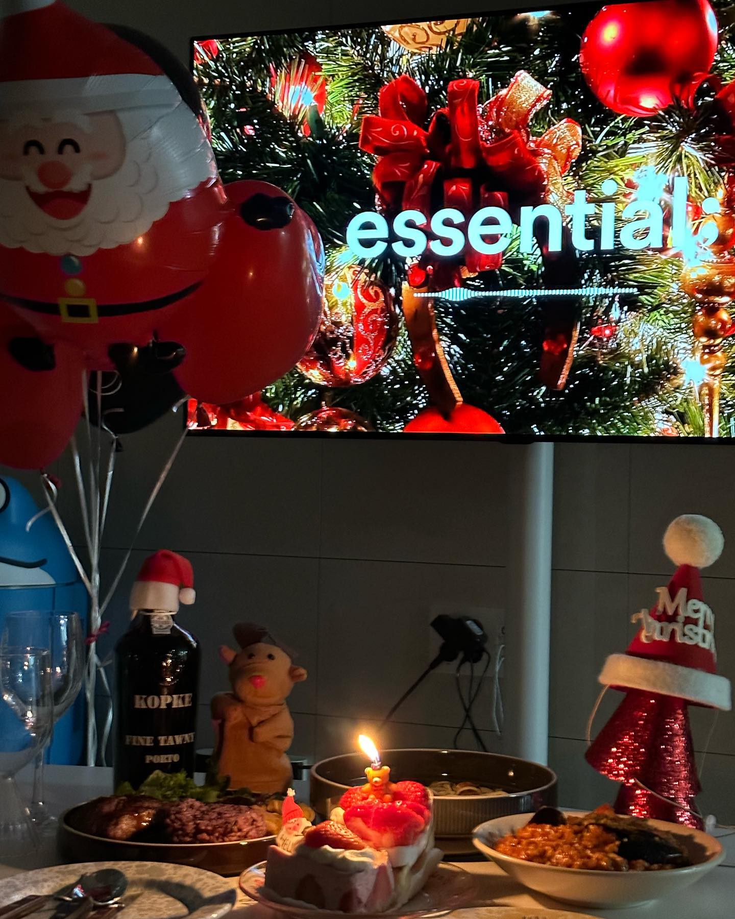 왁자지껄 클쓰마쑤🎄❤️💚 
아빠 일가는바람에 둘이 집콕하고 모처럼 푹 쉬다가 아빠와서 구름솜이랑 파뤼타임🎉
구름솜이도 맛난 특식 먹고 다함께 멜쿠🎈
#함께하면된거죠
#멜크🎄 
#행복만하자