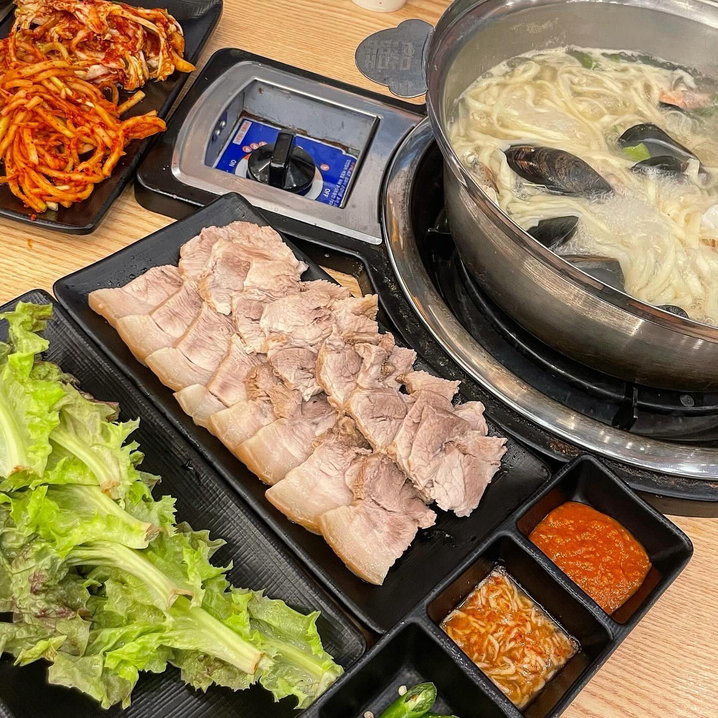 #협찬#유료광고

배방역 바로 앞 칼국수 맛집 #궁중해물칼국수 

📌해물 칼국수 (9,000)

사진 속 칼국수가 인당 9,000원이라면 믿으시겠어요?
해물양도 가득들어있고 면도 쫄깃하니 정말 맛있더라구요 💓
국물도 시원하고 같이 먹을 수 있는 무생채도 달달하니 칼국수와 함께 먹으니 더 맛있었습니다 😍

📌미니보쌈 (12,000)

미니보쌈에 칼국수를 먹으니까 엄청 조합이 맛있더라구요 !
보쌈이 야들야들하고 부드러워서 더 맛있었어요!
같이 싸먹을 수 있는 쌈도 주셔서 같이 싸먹으면서 칼국수를 먹으니 더 맛있었어요! 💓 잡내도 없고 부들부들 맛있어요

#협찬 #배방맛집 #배방칼국수 #배방역맛집 #아산칼국수맛집 #아산맛집 #아산해물칼국수 #궁전해물칼국수 #궁전해물칼국수배방점