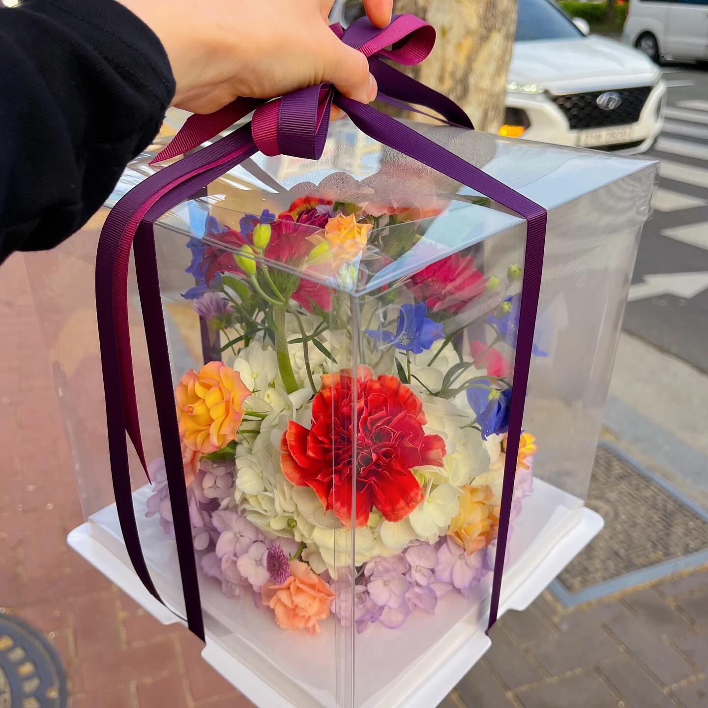 엄마 생일 때 어떤 꽃을 선물할까 고민하던 찰나에 인스타에서 내 눈에 확 들어온 피치스 플라워의 플라워 케이크 🌸🌼🌺 한 눈에 반해서 사장님께 바로 주문 연락을 드렸고, 날짜를 맞춰 픽업했는데 역시나 너무 예뻤다 💜 엄마도 넘넘 마음에 들어했다는 🩷 히히 부모님들 생신 때 선물로 드리면 취향저격일 것 같은 플라워 케이크! 호불호 확실한 우리집 주인님ㅋㅋ 가을이도 마음에 들어서 보자마자 냄새 킁킁 😽
