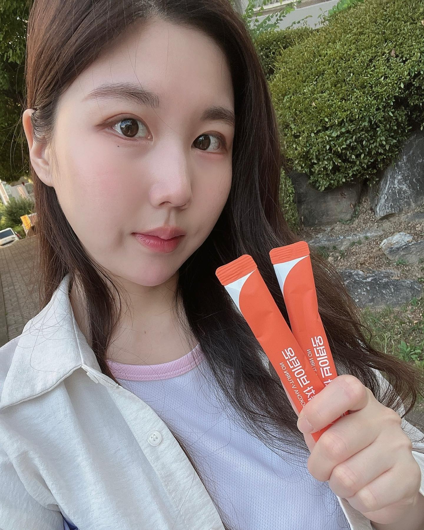 #협찬

ssokcha_official 

#쏙빼당 🤍
한포로 편히 들고 다니기 좋구 찬물로 잘 녹아 
간편하게 건강부터 맛까지 챙길수 있는 완벽템!!👏

#쏙차 
✅ 원활한 배변 활동에 도움을 주는 이눌린성분이!!
✅순환에 도움을 줘서 심질환에 도움을 줘용🤍
✅맛없는것은 못먹는데…!! 
커피맛과 향이나 먹기도 좋은데 카페인 함량이 없어요! 
그래서 시간 구애없이 먹기 너무 좋았어요🤍

#빼차
✅녹차+꿀+레몬 조합으로 유명한 아이돌물 레시피!!💚
✅그린커피빈 주정추출물성분이 함유되어서 
체지방 감소에고 효과가 있대요💚
✅당류가 제로라 부담없이 섭취할수 있어요✨

#당차
✅식후 혈당상승억제에 도움을 주는 
난소화성말토덱스트린이 함유되어있어요😍
✅장내 유익균을 증식 시켜줘서 디톡스 효과도 짱짱👏👏
✅애사비성분이 체내에서 알카리성으로 
작용해서 체내 밸런스를 맞춰줘요!!🤍
(이온음료 맛이 느껴지더라구요?!!🫶)

 #올리브영 에서 찐으로 관심 가고 궁금했던 제품인데 
좋은기회로 체험해봤는데 너무 좋아서 
강추드리는 제품이에요🥹🤍

#쏙빼당으로_쏙뺐당 #다이어트 #다이어트소통 #다이어터 #식단 #체지방감소 #다이어트보조제 #쏙차 #당차 #빼차 #이뻐지기 #관리하는여자 #일반인모델 #관리 #일상소통