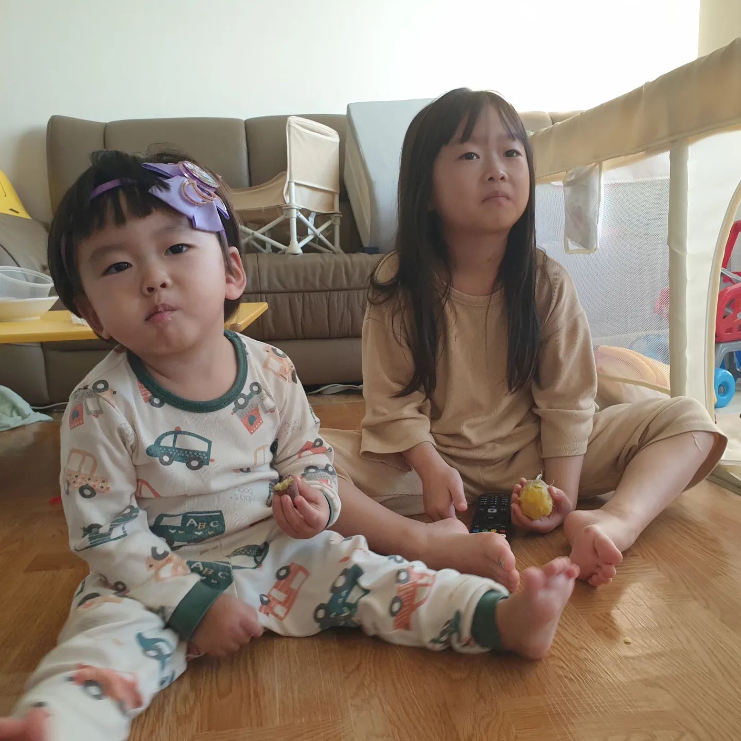 과잉치 발치 하기 전 밤 12시부터 금식을 시작으로 3시에 수술하고
3시반에 수술끝나고
9시50분까지 금식이라 물도 못마셔서 예민보스였는데

미지근한물에 죽을 준비해서 5 4 3 2 1 땡 먹어!!!ㅋ

먹는거 드릅게 안먹드만 이번기회에 먹는거의 소중함을 알았으려나?ㅎ

그나저나 오늘 많이 붓고 아파할까봐 유치원 안보냈는데
한개도안붓고 아파하지도않고 쉼없이 먹는중ㅎ
저녁은 돈까스 해달라는데 ‎𐨛 ‎𐨛 ‎‎𐨛 ‎𐨛 ‎‎𐨛 ‎𐨛 ‎ 

그나저나 나 딸 둘 키우니? 누나 머리띠는 왜찾아서 쓰는데ㅋ

#매복과잉치 #과잉치발치후 #대학병원과잉치발치 #울대과잉치발치 #8살과잉치발치 #마취깰때만힘들어했네 #넌생각보다강하구나
#엄마만걱정이태산이였어 #내일은유치원가라
#8살 #3살