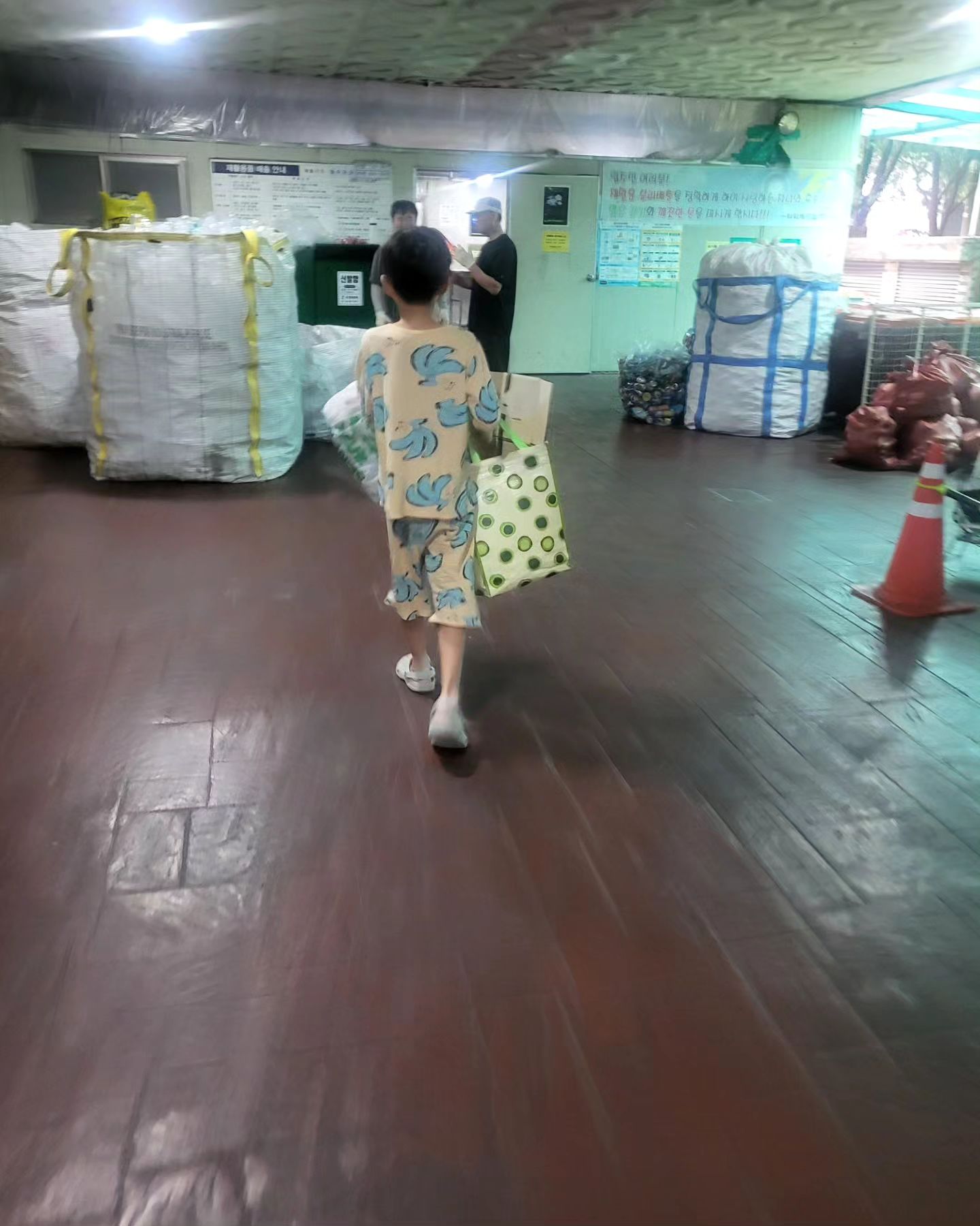 #첫출반사

1. 방학을 일찍 시작한 탓에 
집에서 심심해 하는 첫째 아들~
그럼 분리수거하자고 하니 
잘 따라와서 도와준다.

2. 방학 때 무조건 어린이 치과가서 
충치 치료 받기로 한 둘째 아들~~
접수하고 한 후부터 덜덜 떨다가 
흔들리는 이 까지 잘 뽑고 나옴.

3. 횽아들 학원 간 사이
앵무새 카페가고 싶다해서
갔다가 나올땐 앵무새 갖고 싶다고 
울고 나온 셋째 아들~~~
엄마도 키우고 싶단다. 🤣🤣🤣

4. 저번 주말에 심심해할까봐
공원에서 물놀이 시켜줌.
나갈땐 집에서 좀 쉬자더니 ..
가니까 또 집에 안간다하고...

세명이서 누구는 집에 간다하고,
누구는 안간다하고....
엄마는 혼잔데 말이지😱😱😱