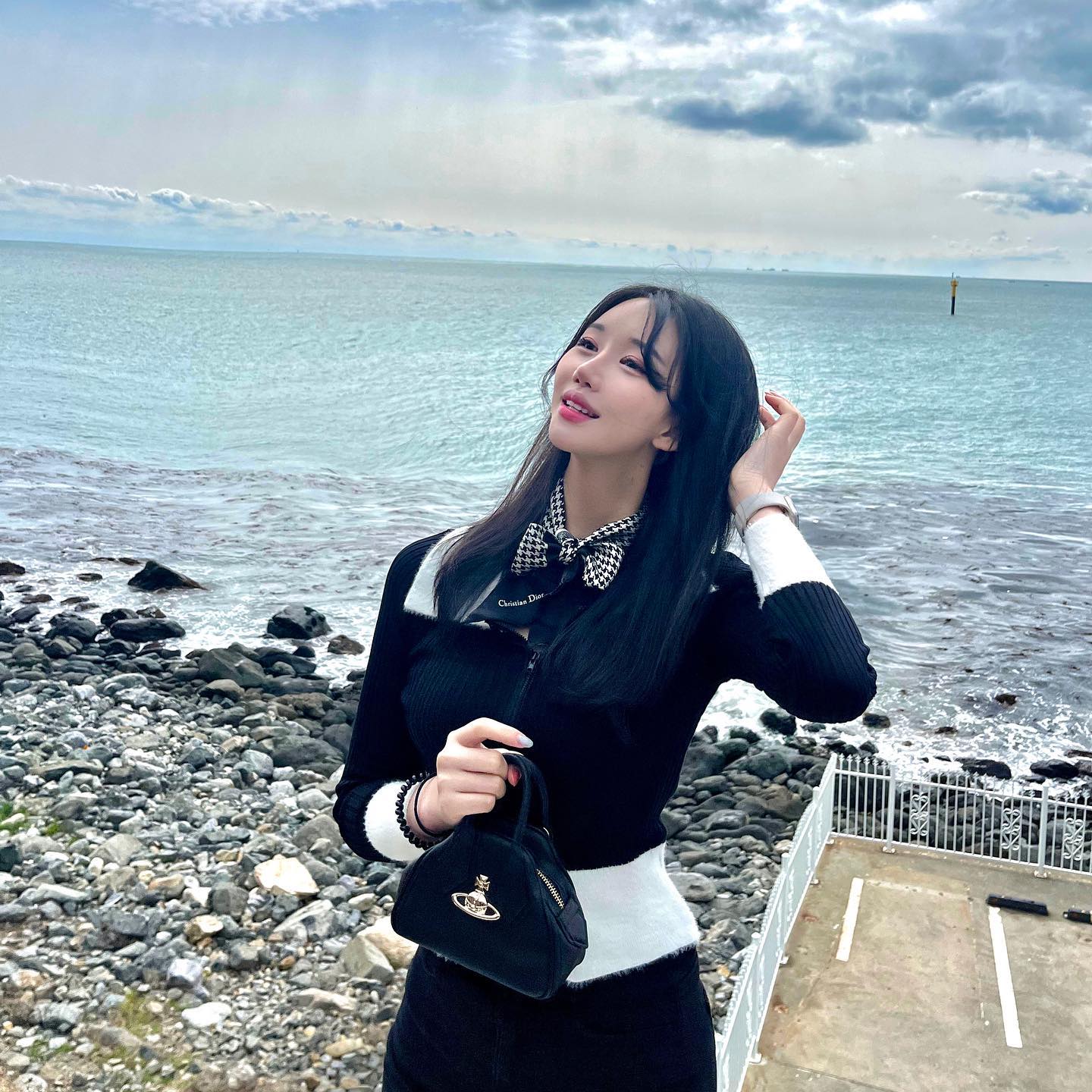 Black & White 🖤🤍
-
#02년생 #01년생 #훈녀 #셀카

#선팔 #맞팔 #선팔하면맞팔 #22살 #21살 #23살 #20살 #좋반 #팔로우미 #좋아요반사 #소통 #인친 #일상  #셀스타그램  #03년생 #04년생 #lfl #lb #likeforlikes