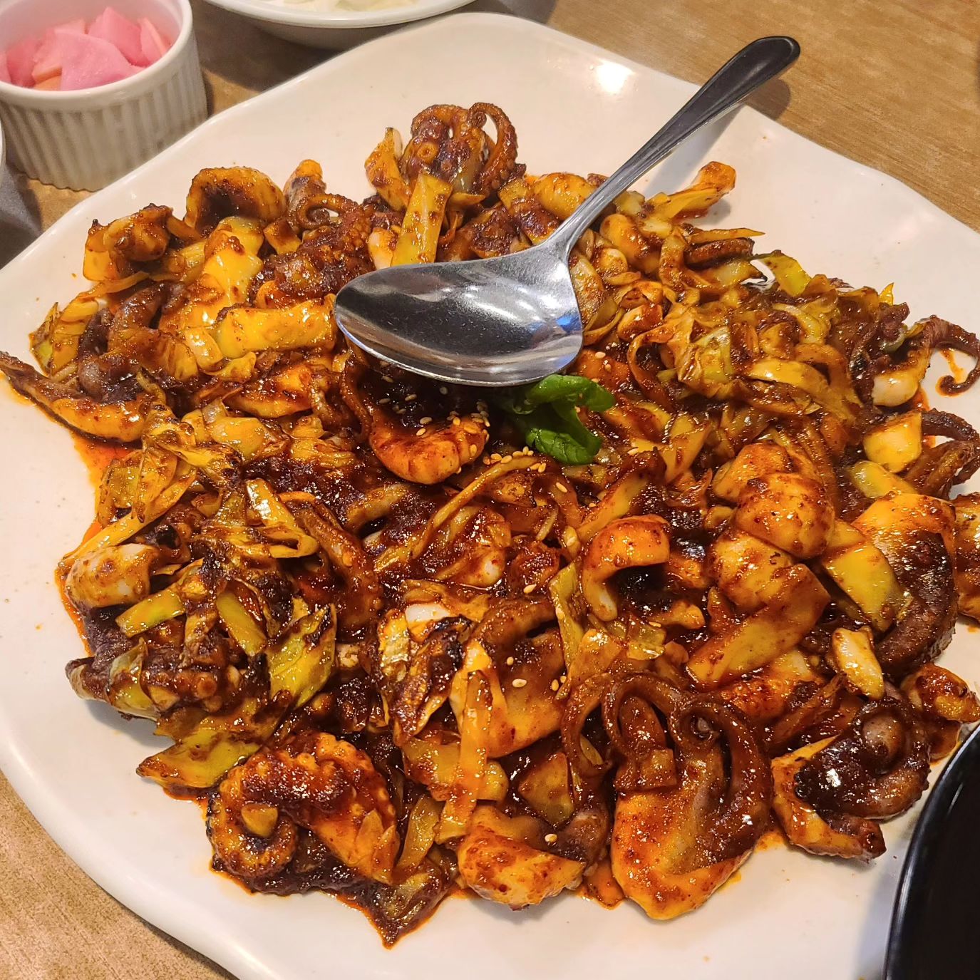 산남동 쭈꾸미,피자 맛집
❤️쭈미쭈미❤️

🔸️장소:충북 청주시 서원구 산미로 136 1층
🔸️주차장:넓음

산남동에 지인짜 자주가던 맛집이에요.^^

사장님과 엄마 고향이 같아서도 그렇고,
피자와 파스타가 너무 맛있고,
불맛나는 쭈꾸미볶음이 너무 맛있기도 해서요!

음식도 전체적으로 맛있는데
특히 이집 화덕피자는 진짜 일품이에요!👍
오죽하면 티비에도 나왔을까요.ㅎ

내부도 깔끔하고 넓어서 
가족끼리 식사하기 딱 좋다보니
가족단위로 예약하고 오시는 분들이
항상 많더라구요.
참.의자도 편하답니다.^^

오늘은 아기도 잘 자줘서 
덕분에 가족들과 편안하게 식사하고 갔네요.
벌써 효도하는 딸래미랑
아가 100일 기념으로 
맛있게 식사하고 갑니다!

강력 추천 ❤️‍🔥❤️‍🔥❤️‍🔥❤️‍🔥❤️‍🔥

#청주맛집 #청주데이트 #청주외식 #청주밥집 #산남동맛집 #산남동쭈꾸미 #쭈꾸미볶음 #화덕피자 #청주쭈꾸미 #쭈꾸미 #청주파스타 #산남동피자 #산남동밥집 #산남동외식  #산남동회식 #먹스타스램 #맛집탐방 #맛집투어 #맛스타그램 #밥스타그램 #가족외식 #100일 #토끼띠아기 #토끼스타그램