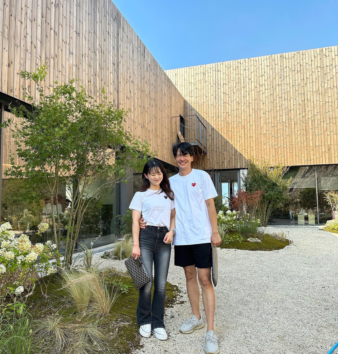 오랭마네 커플티내기 🖤♥️

#석산 #카페 #목포카페