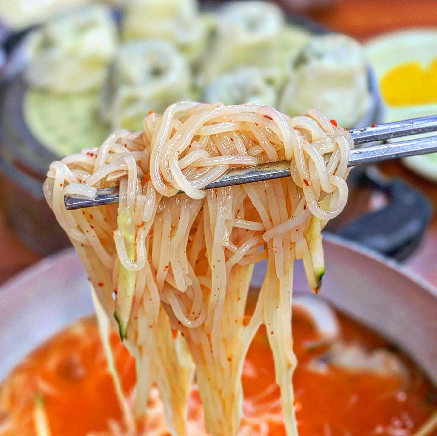 갤러리 뒤적이다가 11월 지스타 간다고 부산 내려갔을때 들렸던 밀면집 사진 발견⚡️😁 #남편돈남편산💸 #부산초량밀면

밀면 1인 1그릇, 만두 1인 1그릇 때렸는데 배터져 죽는줄(다행히 안 죽음) 그나저나 맛있고 양도 많은데 가격은 저렴해서 좋았음.

그리고 여기 물밀면도 맛있었지만 비빔도 참 맛있드라.... 👀( ˘﹃˘ ) 나 원랜 비빔보다는 물국시가 취향인 입맛인데,, 중얼중얼.

그런데 이상하게 올해는 자꾸 척화비 부수는 비빔면 맛집을 발견해서 ㅂㄷㅂㄷ 내안의 정체성 지각변동 중.

#잠안자고개소리중 #부산맛집 #밀면맛집 #갓부산 #비빔밀면 #물밀면 #부산역밀면 #밀면먹고싶다😢