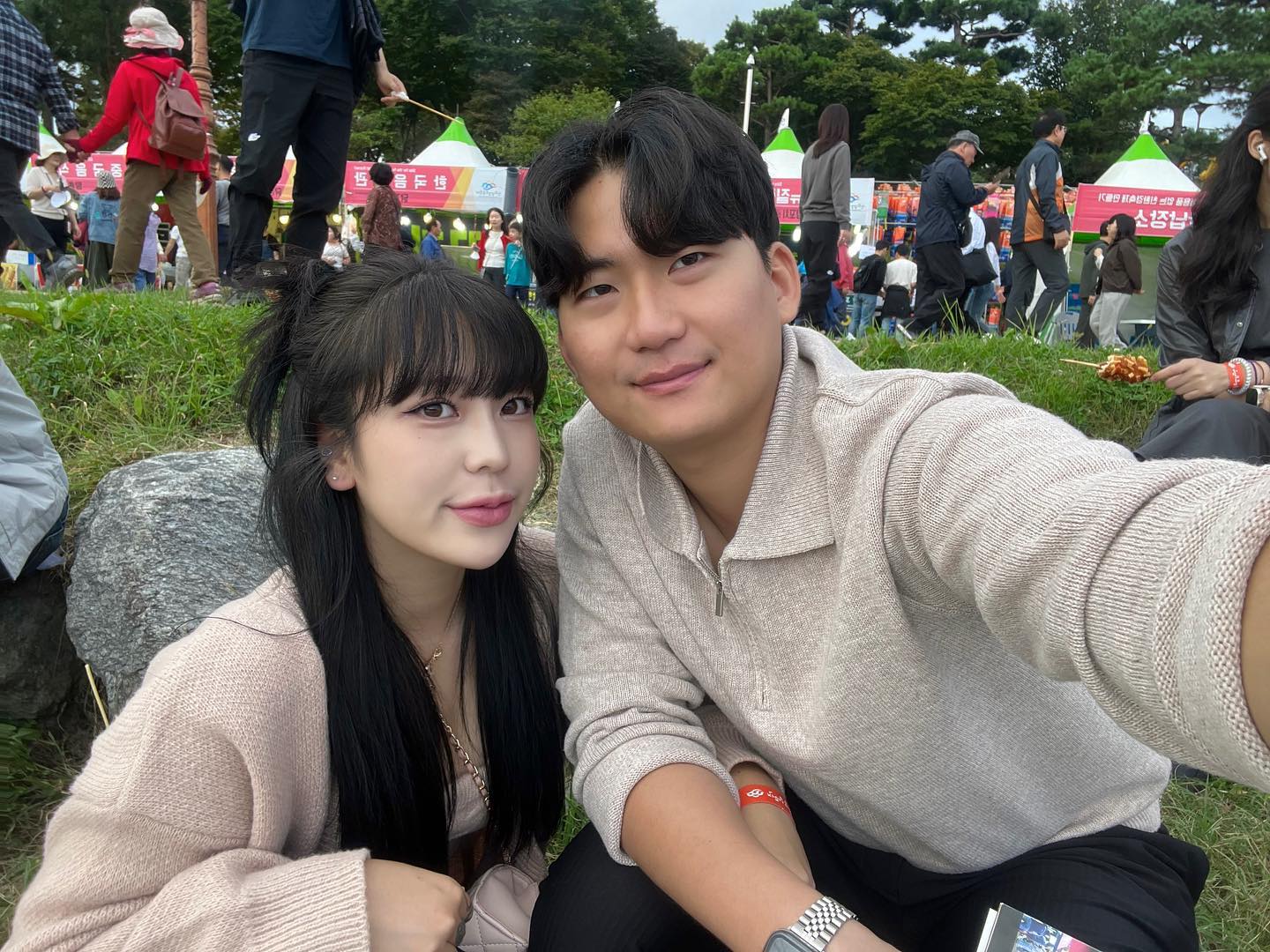 맨날 나한테 뭐 입을지 물어보고
내가 입은 옷 보고 따라 입는 송바보 ~ 🩷