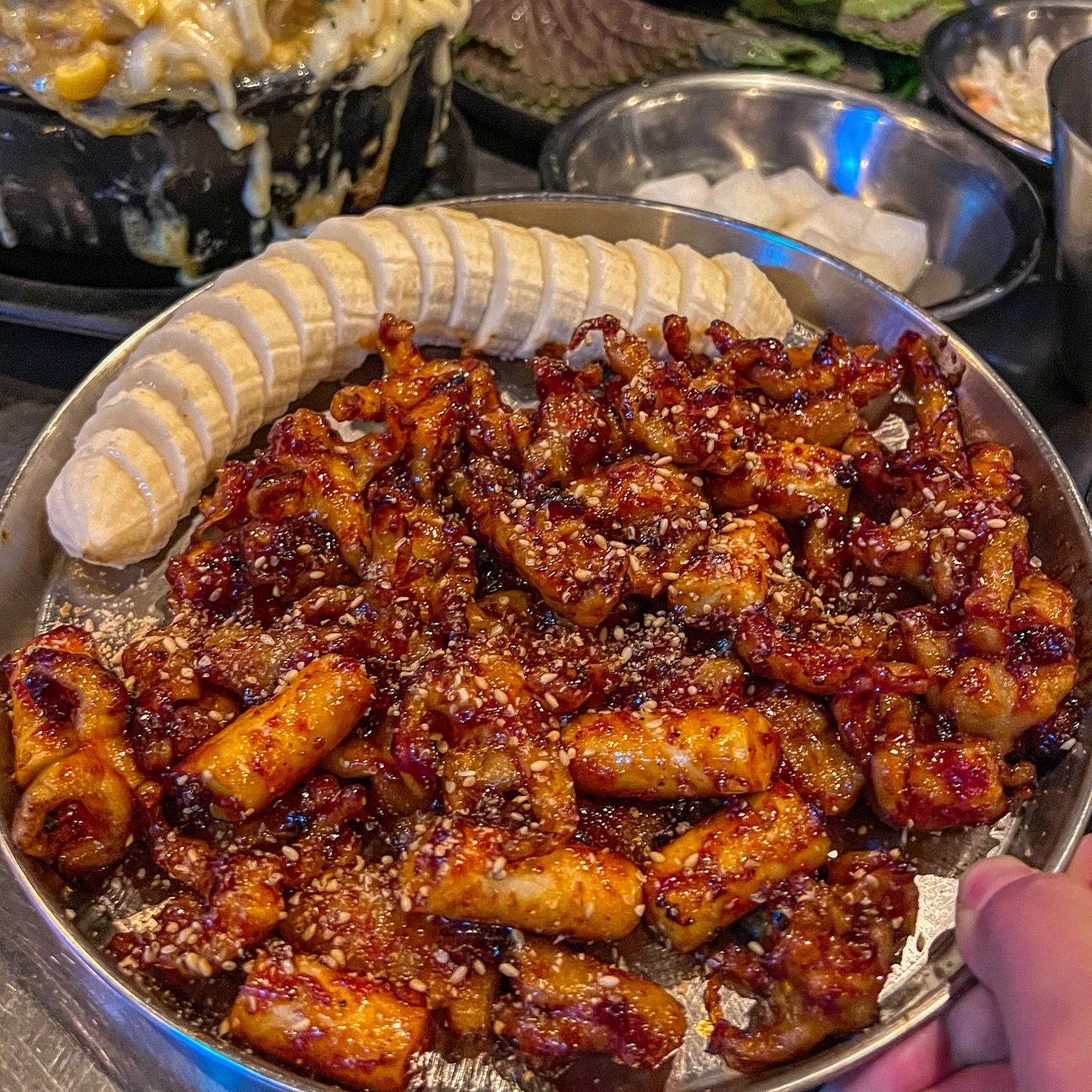 바나나 나오는 #닭발집 🍌🐓
매운걸로 스트레스 풀고 싶을 때
닭발 못먹는데 한 번씩 깻잎+마요네즈 궁합 땡길때 있다죠
서면 발바닭 아주 노포스런 닭발집이쥬???
닭발 짜다리 안좋아하면서 한 번씩
진짜 깻잎위에 매운닭발올리고 마요네즈 올린게
땡길 때가 있단 말이즤🙆🏻‍♀️🙆🏻‍♀️🙆🏻‍♀️
그냥 요날은 깻잎쌈이 땡겼던 날,
깻잎 없구요!!!!!!!!!!!직접 사간건데,
사장님께 직접 말씀드리고 사갔어여~
콘치즈폭탄계란찜도,,,장난아니고요....
솔직히 계란찜만 먹어도 너무 배불러서
3-4인 가서 한개시켜서 노나먹으면 됩니다
자리 잘 지키고 있는 #서면 #발빠닭 🧏🏻‍♀️

무조건 숯불무뼈만 먹음,,
일말의 물컹함도 허용X

🚩서면_발빠닭
-
-
-
#서면맛집 #서면술집 #서면술집추천 #서면핫플 #가성비술집 #안주맛집 #서면발빠닭 #서면닭발맛집 #닭발집 #콘치즈계란찜 #폭탄계란찜 #서면숨은맛집 #서면매운맛집 #닭발맛집 #무뼈닭발 #스트레스풀기 #부전동맛집 #서면노포 #서면포장마차 #부산맛집 #부산술집 #부산닭발맛집 #부산핫플레이스 #부산서면맛집 #kfood #koreafood #busanfood