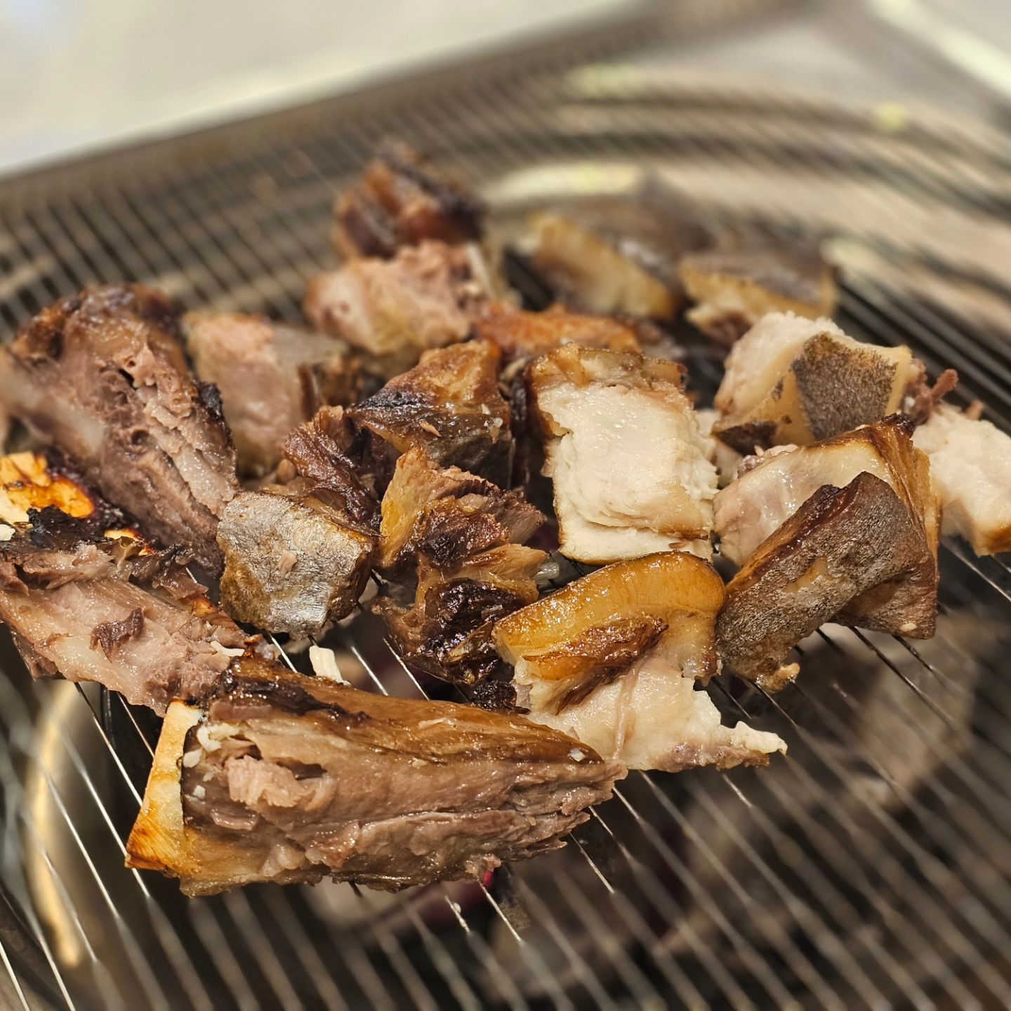 강원도 속초와 고성 올때마다

 가는 맛집들이 이제는  조금은 한정적이고  몇번씩 가본터라 좀 새로운 게 필요했는데 드디어 찾았다...☆

참사랑해 참치숯불구이

참치회만 먹어봤는데 참치숯불구이라니 !

장어질감을 좋아하는 사람들이라면 꼭 먹어야댐 

다랑어 꼬리는 콜라겐이 많아서 탱글..ㅠㅠ

참치갈비탕도 부드러운갈비살덕분에 넘 맛있음 ㅠㅠ

진짜여기 꼬오세요 강추 강추🐟

늦게가서 손님이 없을때라 강쥐도된다해주심...🫣

#강원도고성맛집 #고성맛집 #고성봉포항맛집 #참사랑해참치숯불구이