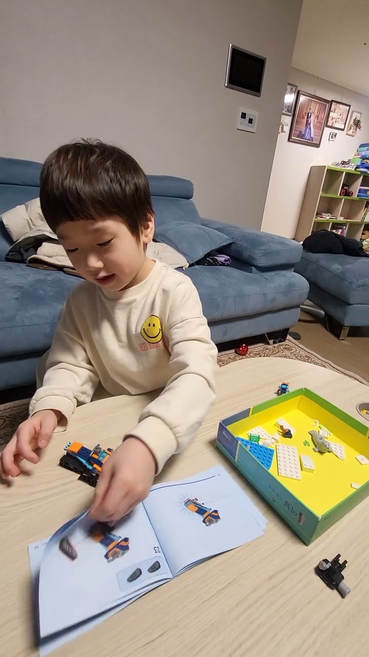 우리 쭈니의 첫 #레고 #만들기 완성 블럭방에서 연습하더니 실력이 좋아졌네
예전에 내가 다 만들었는데 이제 아빠는 필요 없겠네 ㅋㅋㅋ

#육아정보 #육아파파 #육아놀이 #육아일상 #육아그램 #육아기록 #육아소통맞팔 #레고만들기 #혼자서도잘해요 #놀이육아 #쭈니 #쭈니브라더스 #쭈니아부지