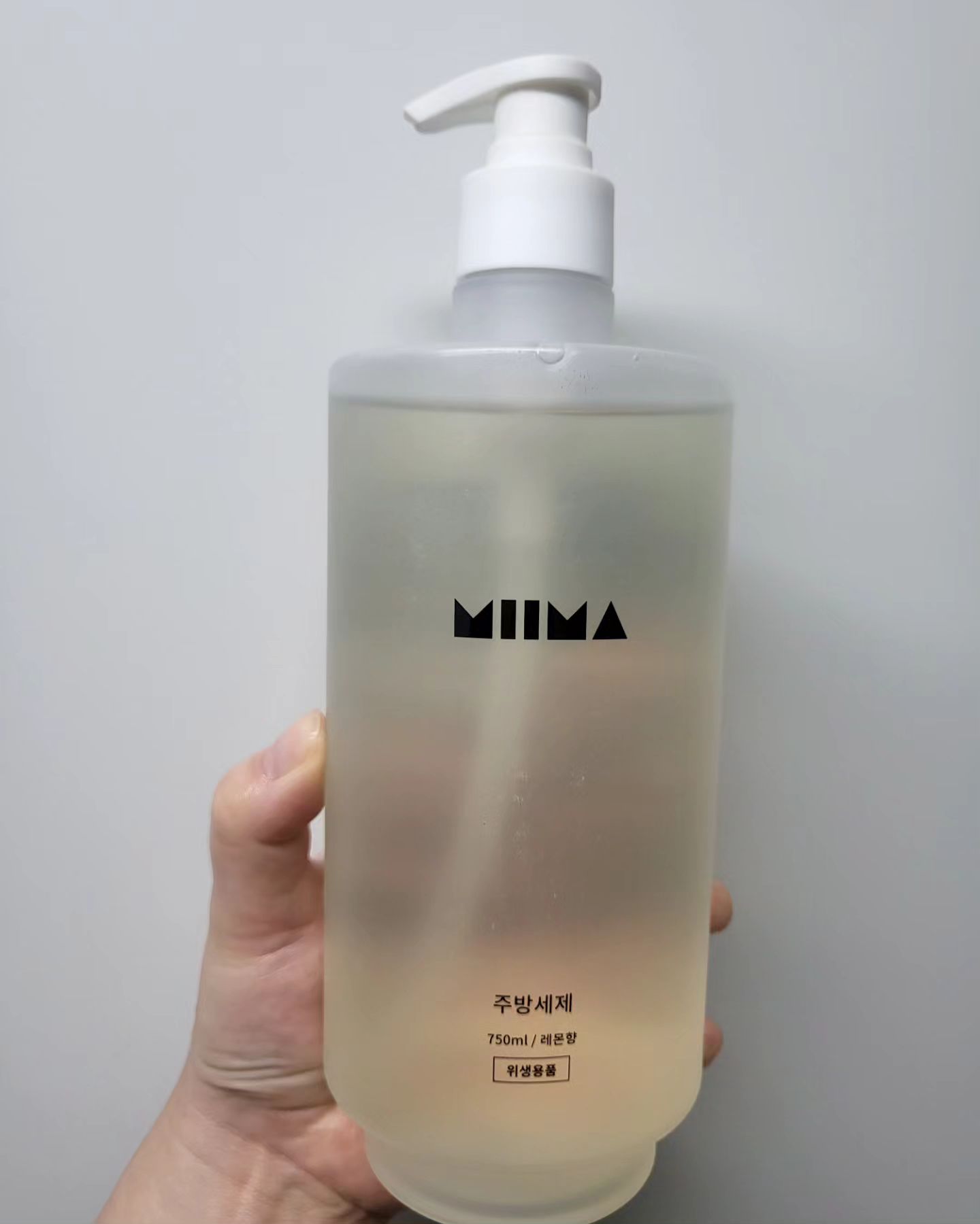 #협찬 우리집설거지와과일세정을책임지는 #미마주방세제

✔️상큼한레몬향🍋으로풍성한거품과
고농축세정성분으로찬물에도빠르고깔끔하게기름기제거

✔️자연유래성분으로야채및과일세정가능

✔️반투명으로된깔끔하고세련된디자인

#할인판매#미마#주방세제#미마주방세제#주방세제추천#주방세제통#주방세제용기#주방세제레몬향#1종주방세제#1종세척제#주방스타그램#주방용품#주방세제리필#생활용품