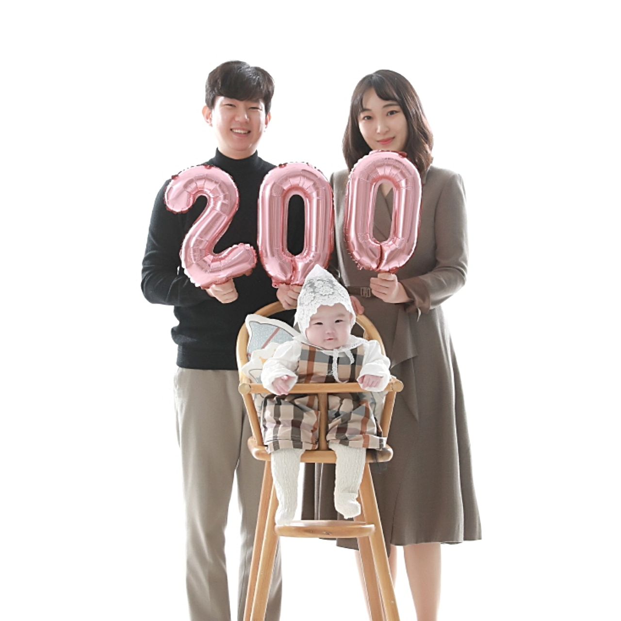🩷D+200🩷
우리 아기 태어난지 200일 되는 날이에요😍😍

건강하고 예쁘게 자라줘서 감격한 극F엄마입니당ㅎㅎ
우리 아기 예쁜모습 집에서 사진 찍으려다 근처 스튜디오에서 간단하게 찍었는데 대만족 했어요!!

나은이가 방긋방긋 웃어줘서 촬영도 순식간에 끝났어요ㅎㅎ
작가님도 칭찬을 엄청 해줬다규요🫶

그리고 이모가 사준 daksbaby_official 옷이 완전 찰떡!!
#닥스베이비 모델해도 되겠어요!!(개인적인 의견ㅋㅋ)
엄마가 예쁜 옷 많이 사줄께♡건강하게 자라다오❤️❤️

저도 엄마가 처음이라 아직 많~~이 부족하지만 바른아이로 자랄수 있도록 최선을 다 할 예정입니다!!나은아 협조해 줄꺼지??
나은 아빠도 화이팅!!!!!!

아기 옷: daksbaby_official ,  dongdonghyeonminkim