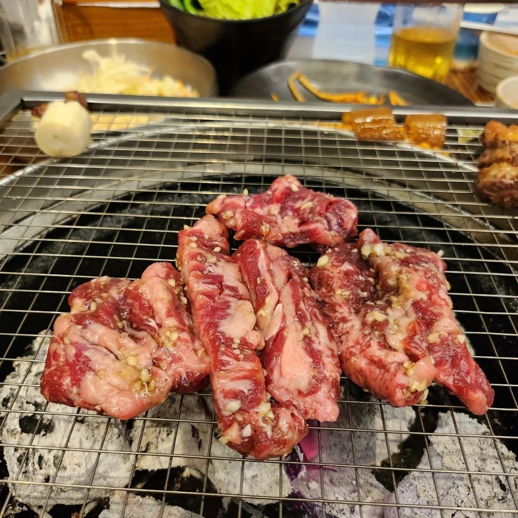 #만정갈비 
#인천만정갈비 🥩
#친구모임장소 로 픽했던 곳

뼈삼겹살 만정생갈비,  돈항정살 양념
만정소갈비 양념 세가지 메뉴 먹었는데
칼집을 내서 숯향이 베어들어 연하고
인공조미료맛이 안나는 깔끔한 맛.
무엇보다 단 음식 시러하는데 삼삼한
맛이 딱 취저였음👍

기본으로 나오는 순두부찌개도 매칼하고
서비스로 나오는 돼지껍데기는 쫀득하니 같이 
나오는 달착지근한 양념과 찰떡궁합
반찬도 셀프바라 편하게 갖다먹고
칸막이가 있어 프라이빗해서 좋음

회식장소, 가족모임하기 좋은 장소
볶음밥 3인분 7천원인데 양 진짜 많음
재방문의사백퍼

#인천갈비맛집 #검단신도시갈비맛집 #검단신도시갈비 #검단사거리갈비맛집 #인천왕길동맛집