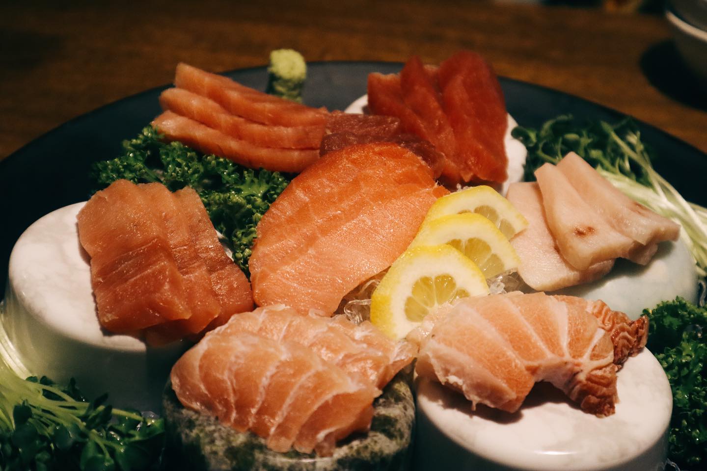 🏷️ 대전 참치 넘버원은 #착한참치둔산점 🥳

📍 대전 서구 둔산남로 85 크레온오피스텔
📍  월~토:  11시 30분~24시 (브레이크타임 14시~17시)
 일 : 17시~23시 (브레이크 타임 동일)

저와 남편에겐 추억의 장소가 된 #착한참치
연애때 월급날 맛있는거 먹자며 데려가준 곳!
사케 한잔, 참치 한잔하며 참 즐거웠는데
결혼하고 다시 방문하고 아이가 생기고 또 방문하네요 ㅎㅎ
참치를 좋아하는데 #착한참치 만큼
부위별 맛을 제대로 즐길 수 있는 곳이 없는 것 같아요.
저희는 오면 꼭 #오복통 을 먹어요.
오늘도 오복통코스로 완전 뿌셨답니다 :-)

참치죽, 계란찜 등 아기가 먹을 수 있는 메뉴도 나와서
아랑이가 가기도 참 좋았어요 (아기가 조용했다면..ㅋ..)
참치는 말모! 말모! 부위별 먹는 방법을
설명해주셔서 먹는 재미가 더 있는 #착한참치둔산점
다찌 자리도 좋고 접시별로 나오는 테이블자리도 좋더라구요!

둘이 올땐 다찌, 단체로 올땐 테이블 추천
대전권에서 #참치맛집 찾으신다면 둔산동 착한참치 꼭 가보세요.
빛나는 참치의 맛을 느끼실 수 있을겁니당 ㅎ_ㅎ

#대전둔산동맛집 #대전둔산동참치 #대전시청맛집
#대전시청참치 #대전참치회 #둔산동참치회 #참치맛집