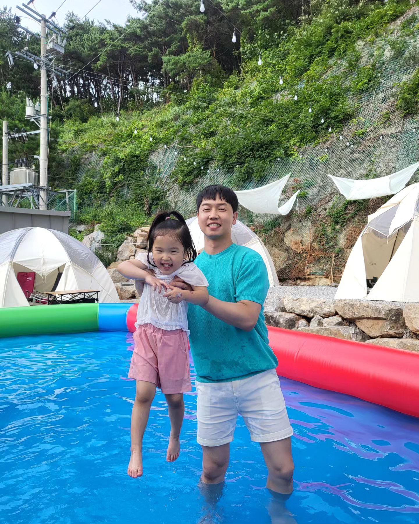 #일상 
21JUL24

신혼에 처음 만나,
이젠 아이의 부모가 된 남편고딩친구가족과 함께🤍💙
(같이 찍었던 사진이 있었으나 잘 나온게 별로 없.....🫶🏻🙃)

아이없을 때 어른4명만 만났다가
이젠 어른4+아이3명까지 두 가족이 만나니 북적북적👍🏻

오랜만의 영광나들이에 나까지 신났던 하루
영광나들이 넘나 즐거웠🙃
카페에 있는 풀장에서 급 뛰어들어 아이들이 더 신났던 하루
차에 여벌옷 가지고다니길 잘했드아앙😎

준비해준 선물 잘 쓸게
순산하구 둘찌까지해서 8명으로 또 만나보자🥰
다음 만남에도 기대하고 있을게유🩷

#영광 #영광나들이 #친구가족모임 #언제나맑음 #남매가족