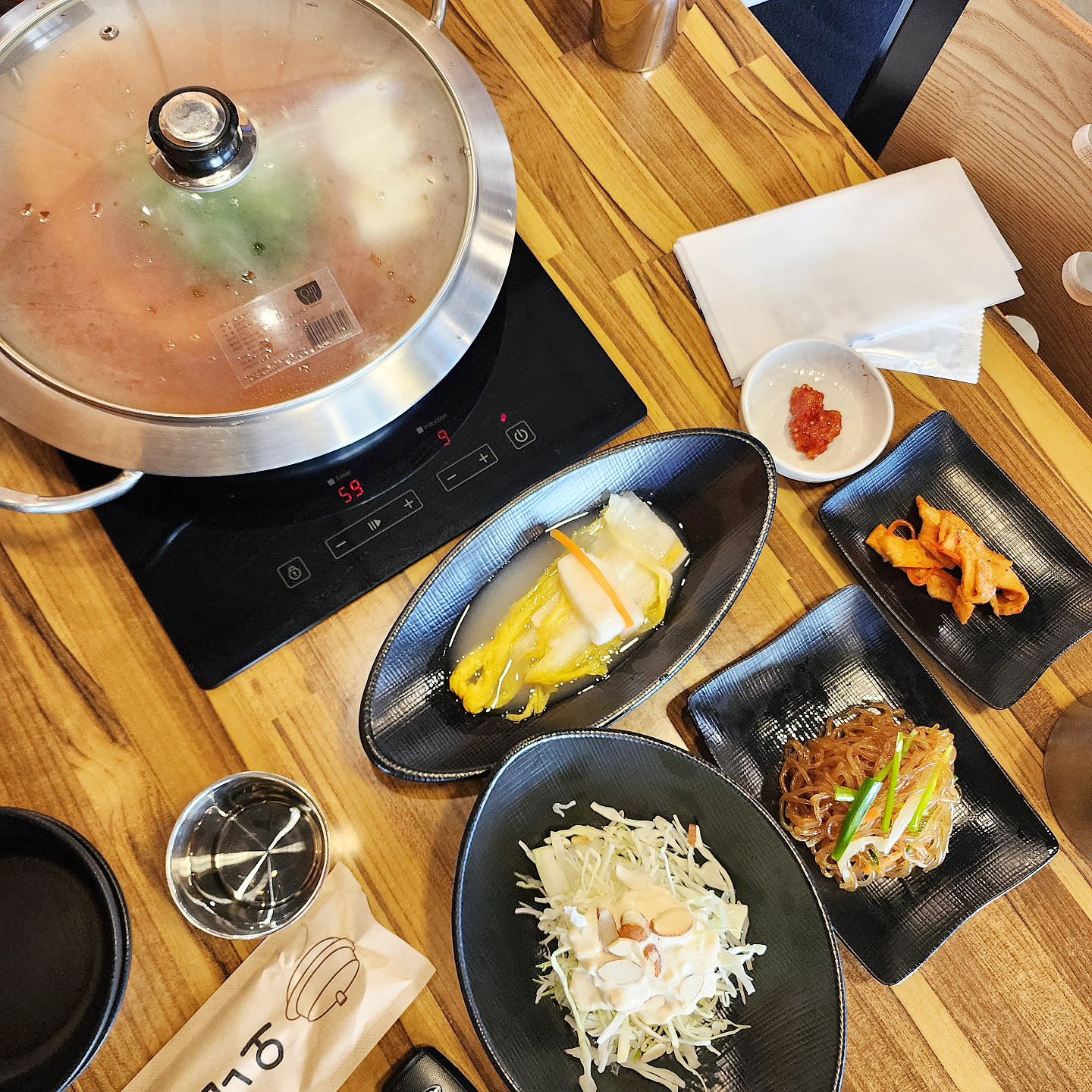 #협찬 #리뷰노트 #오남매솥밥 

맛있는 찌개와 솥밥이 있는 
👉오남매솥밥 의정부점

고기 두툼한 통삼겹 김치찜과 뚱땡이 함박스테이크, 얇게 얇게 둘둘말아서 두꺼워진 계란말이까지~

거기다 누룽지 먹을수 있는 솥밥

메인메뉴 주문시 3시전까지 솥밥이 같이 나와서 따로 주문하실 필요가 없어요

그리고 라면사리 무제한! 
1인 1라면 해야죠 ~👍

어린이용 함박스테이크 두께가~뚱띵이
아들은 함박스테이크에 🍚 밥 한공기 뚝딱

음식 재사용 하지 않는다는 문구있는곳이라 안심하고 가실수 있어요

🔎오남매 솥밥 민락점
경기 의정부시 오목로225번길 23-3 1층 (오남매클라스)

✔️주차공간 협소하나 길가 주차가 가능
, 근처 공용주차장 있음

#의정부맛집 #솥밥 #김치찌개