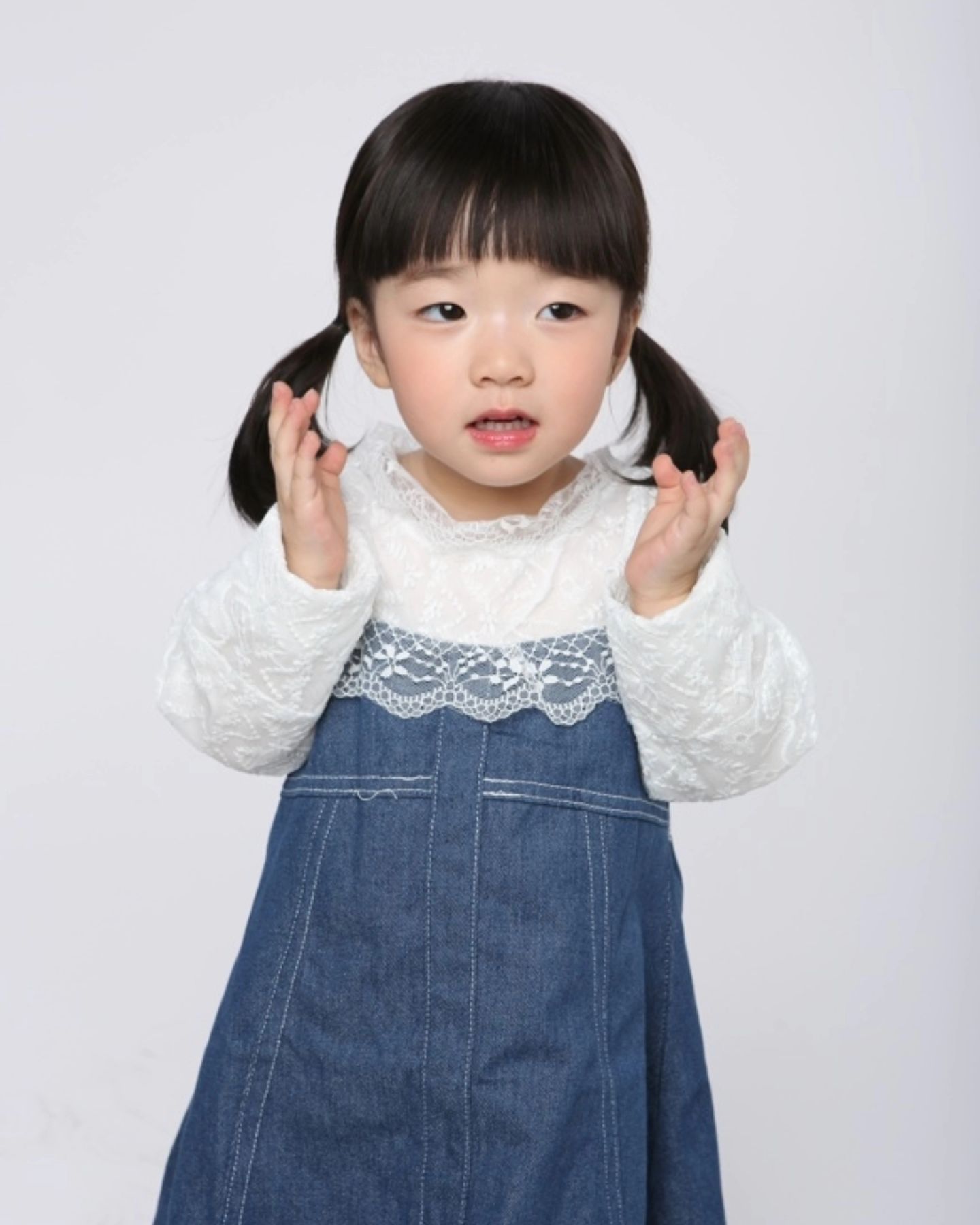 _
_
◡̈ 플로르 정식소속 유아모델_ღ
◡̈ 정소윤👧 𝗹 𝟴𝟲𝗰𝗺 𝗹 𝟭𝟭𝗸𝗴 𝗹 𝟭𝟬𝟬𝘀𝗶𝘇𝗲
 _ 협찬/촬영문의 : DM
 _ 소윤이 엄마가 관리하는 공간입니다
_
_