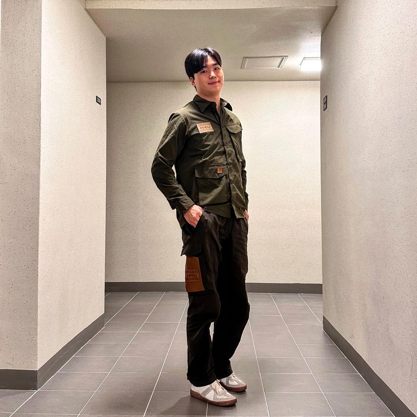#협찬 #캠핑 #프리미엄 #아웃도어 #카고셔츠 #캠핑룩 #오쏠리 #스타일메이트 stylemate_official osolicamp #ootd 

오솔리에서 팬츠에 이어 카고 포켓 셔츠를 협찬받았어요 👍
🏕️. 베이직 디자인에 독특한 감성또한 더해져서 캐주얼 데이로도 입고 다니기에 넘 좋더라고요! 통기성 매우 우수하고 원단에 왁스를 침투시켜 건조하여 워터푸르프 기능또한 갖춰져 있어서 놀라웠는데 윈드프루프까지…! 😳
요즘 날씨에도 입기 편하고 핸드메이드로 직접 제작한 디자인과 천연 소가죽 포켓까지 덤🎁🎁