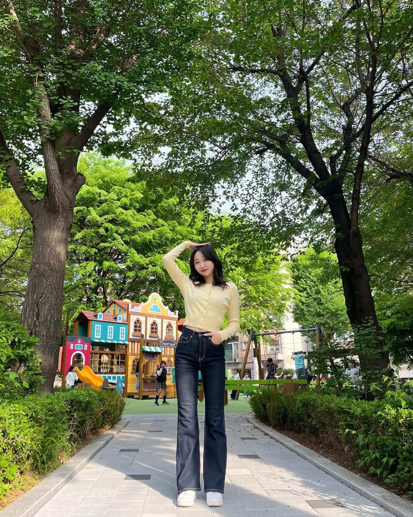 인적없던 집근처 공원의 변신에 놀라 한컷 🫢
예쁜 옷 맛집은 👉🏻 mixxo_korea ᰔ