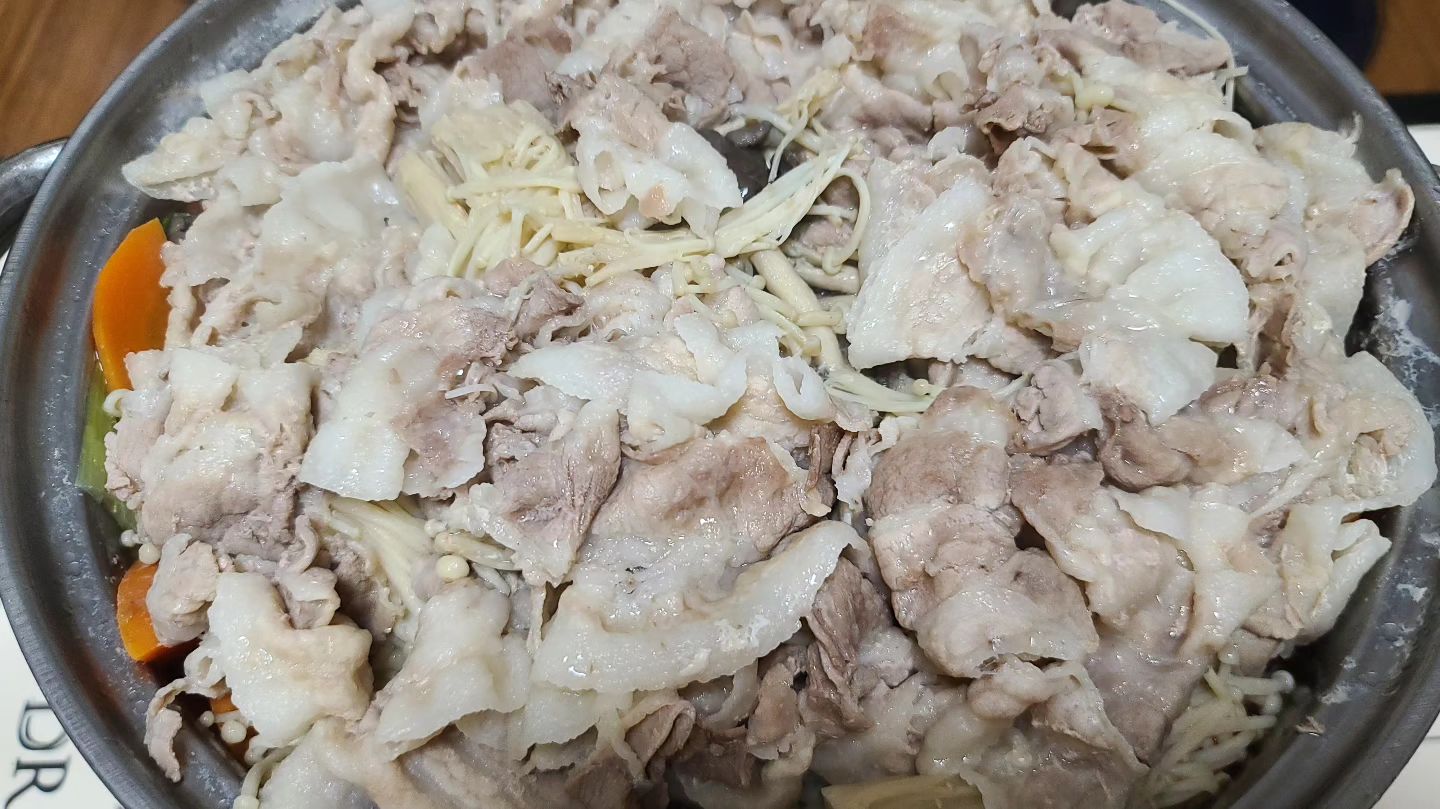 #요즘집밥 #삼겹살채소찜

지난 달부터 일주일에 한 번이상은 이 메뉴ㅎㅎㅎ
뭔가 소고기에서 돼지고기 돼지고기에서 소고기로 종류와 부위만 바뀌고 채소는 거의 비슷인데 ㅋㅋㅋ
계속 먹게 되네요 😅😅😅
특히 친구가 많이 꽂혔는 지 ㅋㅋ 이번 주말도 이 메뉴라는 소식을 전해들었지모예요 ㅎㅎ 
이미 장본게 배달을 온답니다 ㅎㅎ
아마도 내일(?)
ㅋㅋㅋㅋㅋ

그나저나 고기만 보이지만 채소가 훨훨 가득이랍니다🤣

나름 둘만의 다이어트 식이랄까 ㅎㅎㅎ

먼가 먹을 때마다 코끼리도 채식하지싶고 ㅎㅎㅎ
우린 거기에 고기도 먹는디 싶고ㅋㅋㅋ ..... 다이어트식 맞냐며 🤣🤣🤣🤣🤣

어째든 전 잘먹고 잘 지내고 있습니다 ㅎ 

요즘 현생을 보내느라 너무 띄엄띄엄 
인사를 못갔네요 🥲🥲 
하트만 누르고 댕기는 중 ㅎㅎ😅😅😅

지난 한 해 인친님들 덕에 즐겁게
잘보냈습니다 올해도 잘부탁드립니다 😍😍
다들 청룡처럼 훨훨 나는 한 해가 되어보자구용😘😘

뒤늦은 인사지만 ㅋㅋ
새해 복 많이 받으세요 
조만간 순방한번 갈께용😍😍😍

#먹스타그램 #일상그램 #새해복많이받으세요🙇🏻‍♀️ 
#집밥그램 #foodie #foodstargram